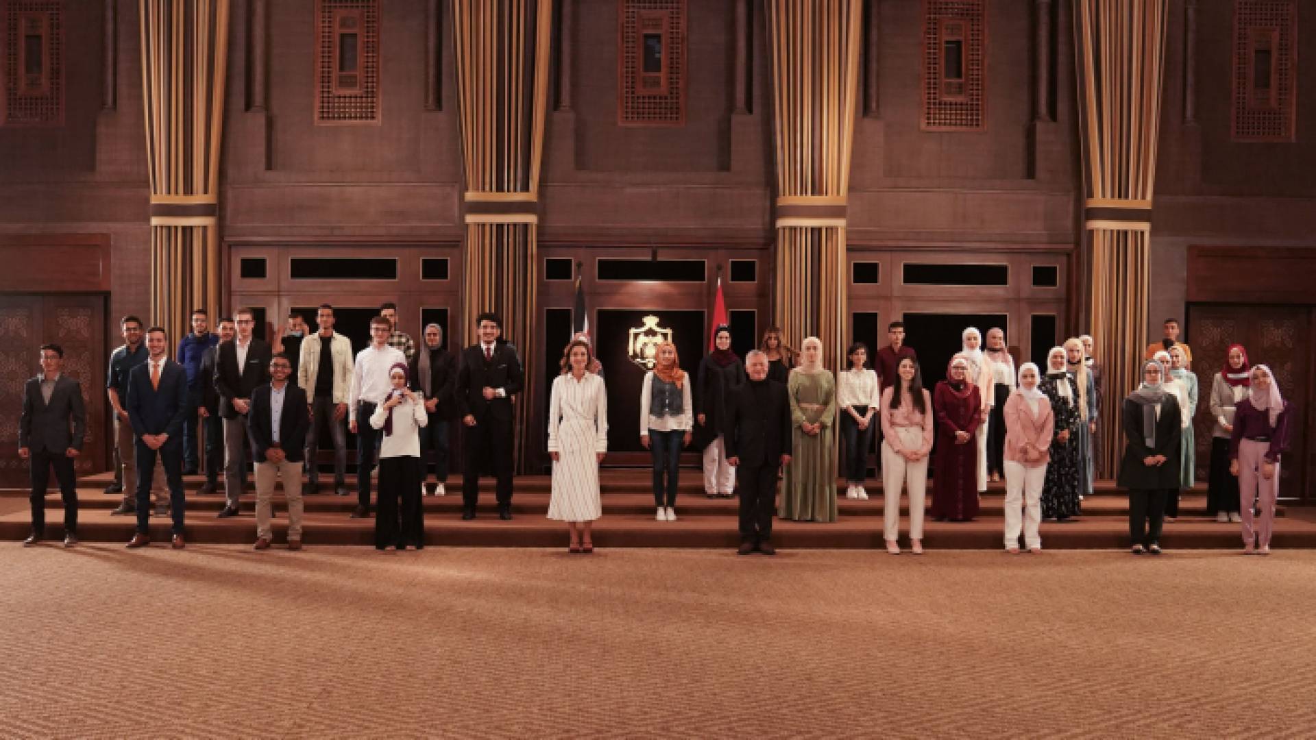 جلالة الملك عبد الله الثاني وجلالة الملكة رانيا العبد الله إلى جانب أوائل التوجيهي في المملكة