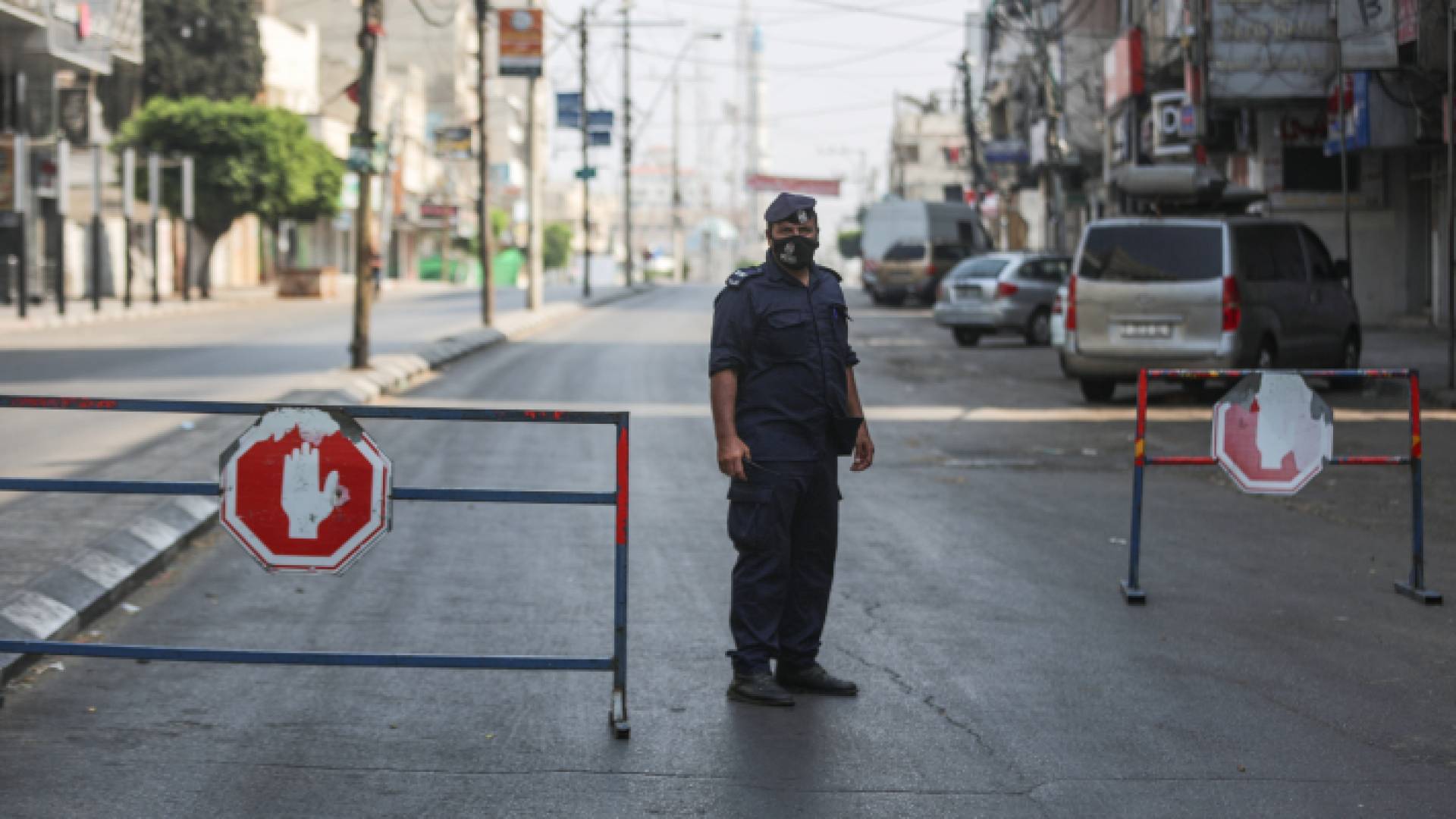 رجل أمن يغلق أحد الشوارع في فلسطين - أرشيفية