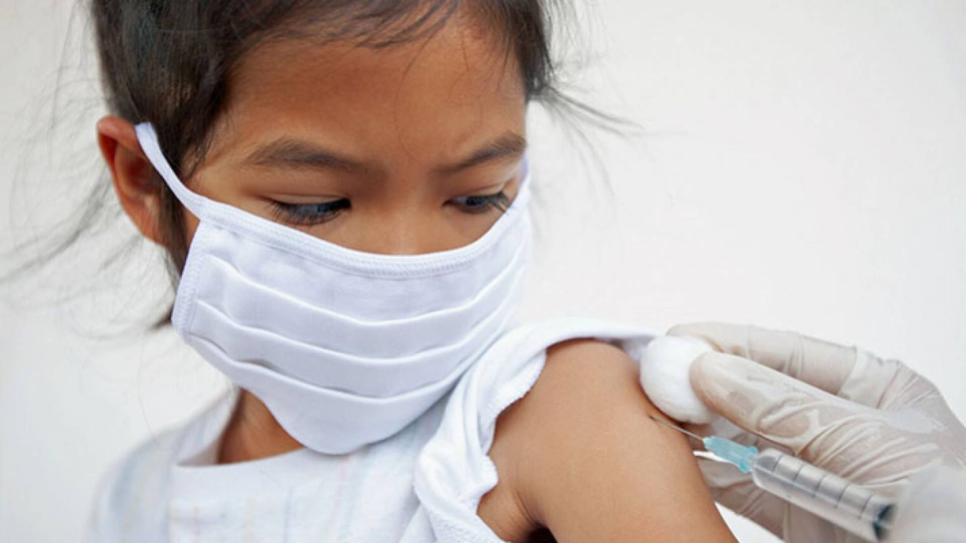 تطعيم طفلة بلقاح كورونا في قطر