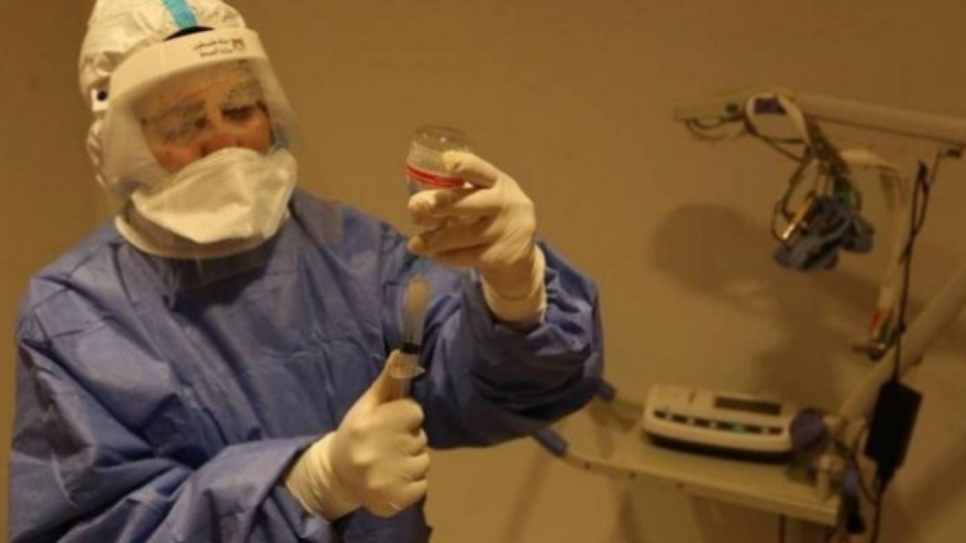 ممرض يجهز حقنة من لقاح فيروس كورونا - أرشيفية