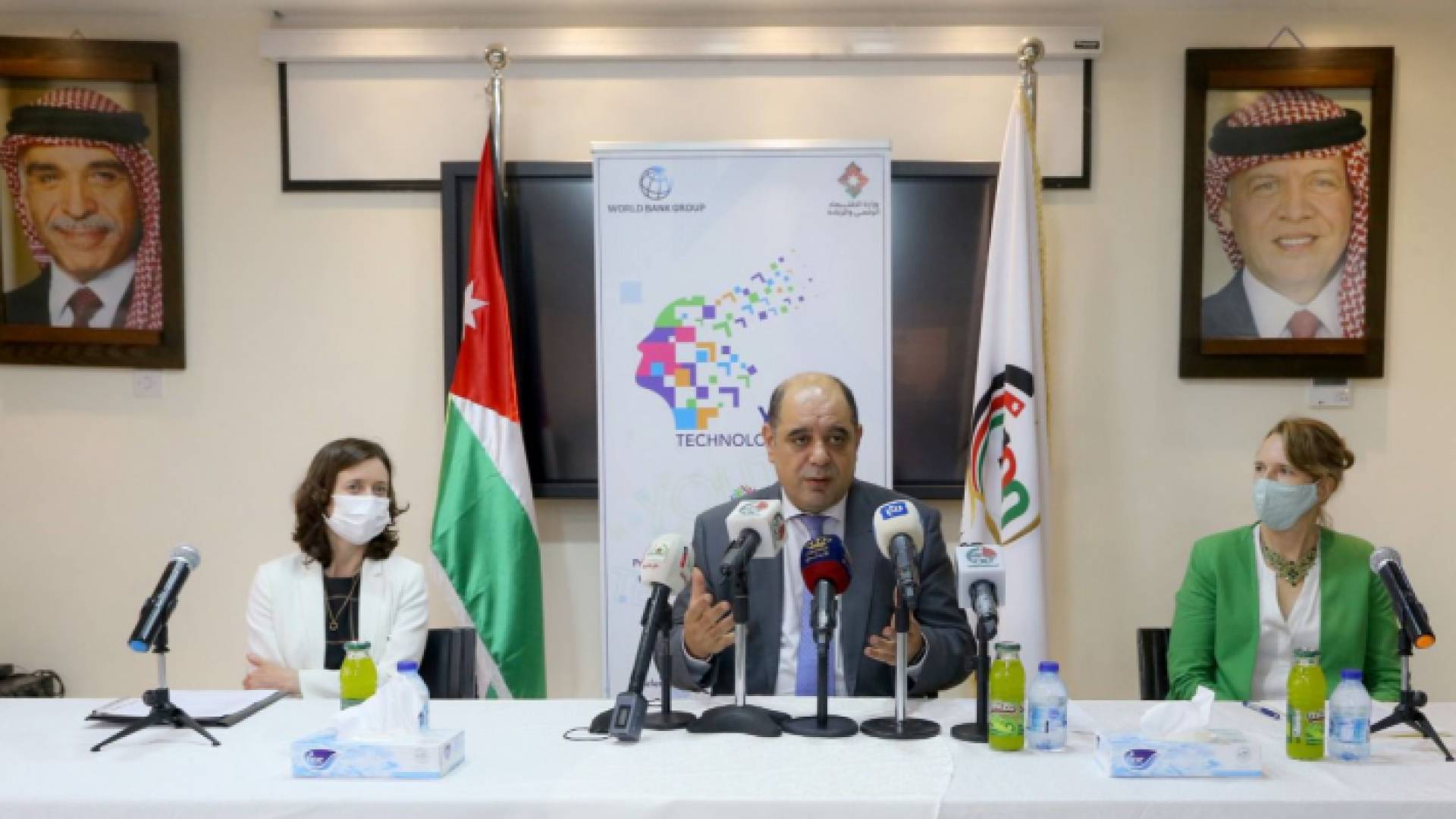 وزير الاقتصاد الرقمي والريادة أحمد الهناندة وسط الصورة