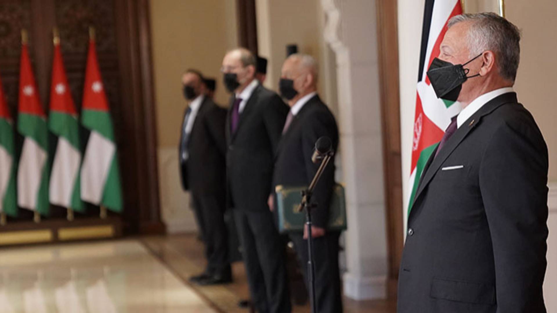 الملك خلال مراسم اعتماد عدد من السفراء