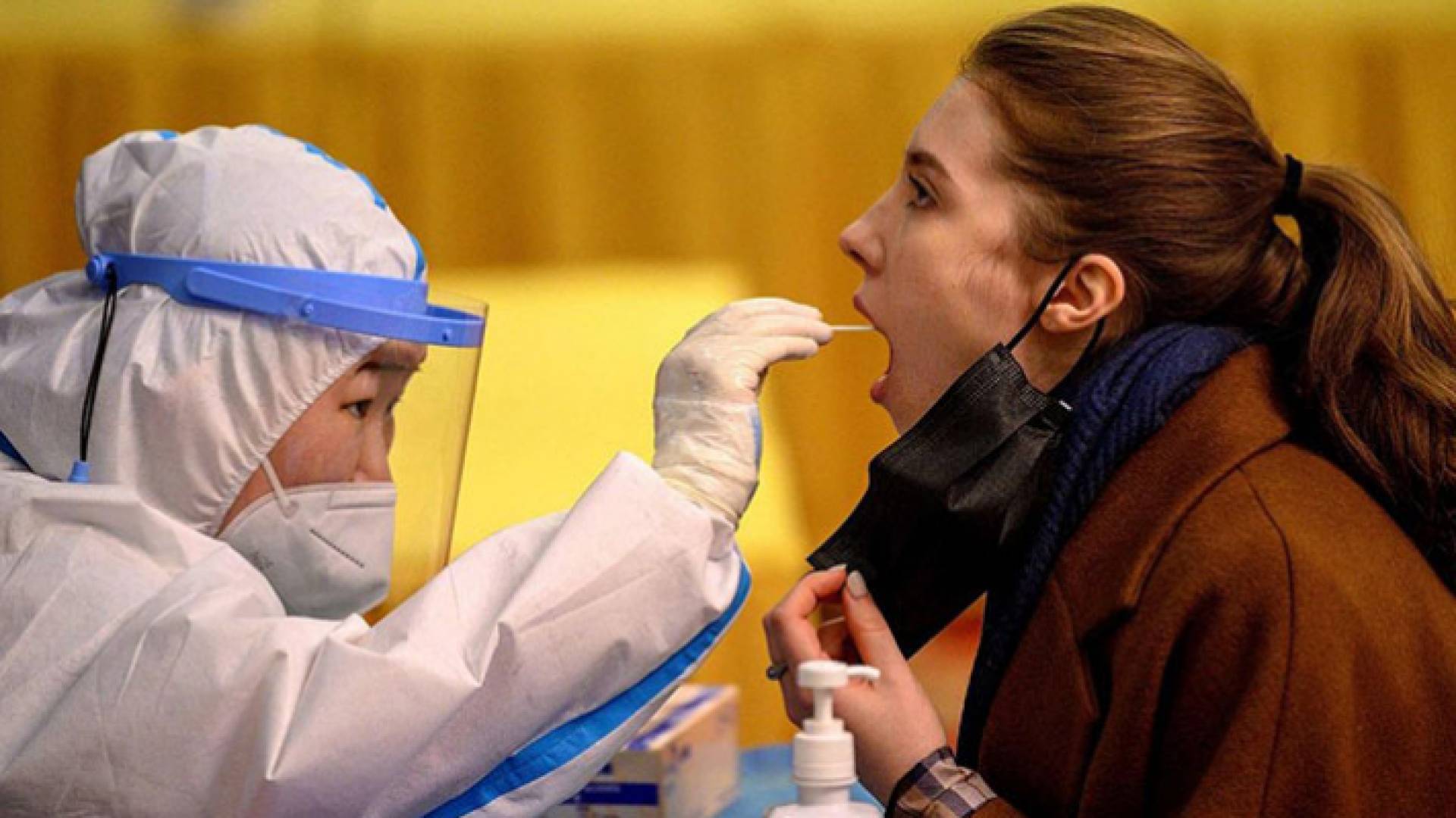 خلال إجراء فحص كورونا لسيدة