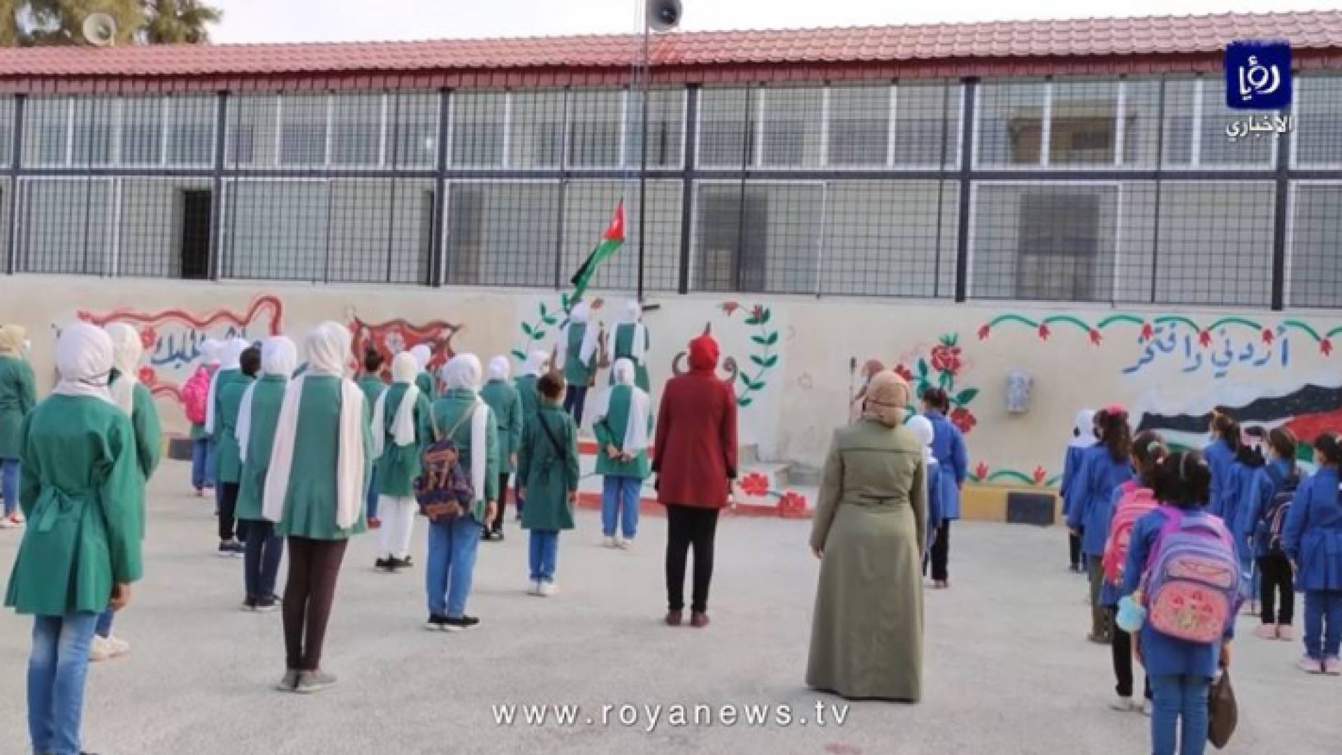 الطالبات في الطابور الصباحي