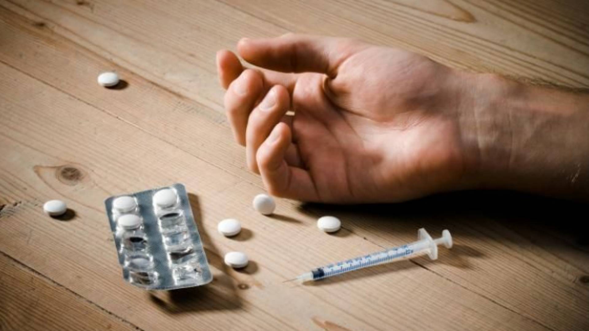 شاب يتعاطى مواد مخدرة - تعبيرية