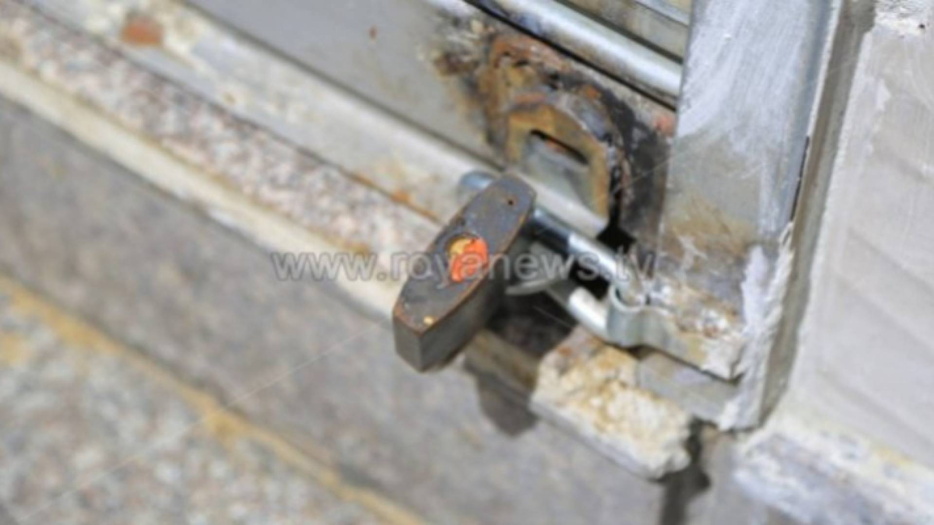 إغلاق محل بالشمع الأحمر