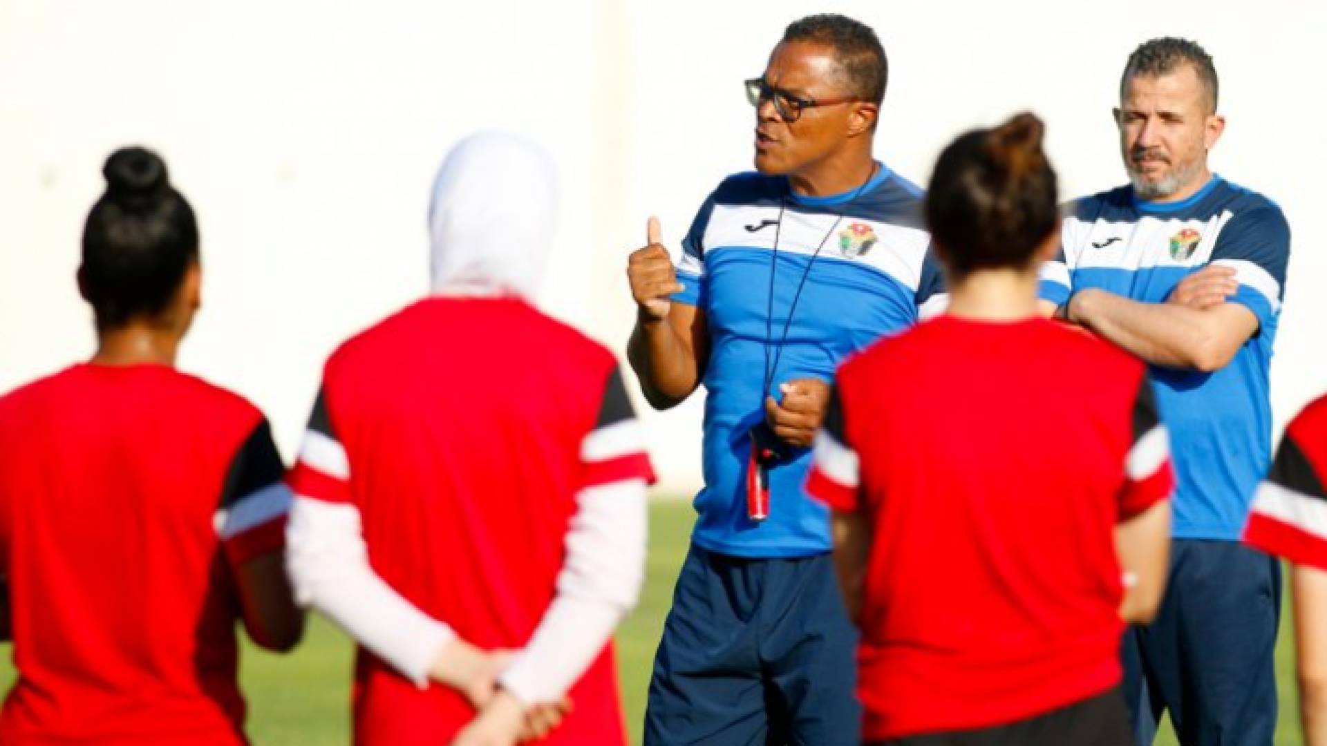 لاعبات منتخب السيدات لكرة القدم يستمعن للمدرب البرتغالي ديفيد ناشيمينتو - أرشيفية