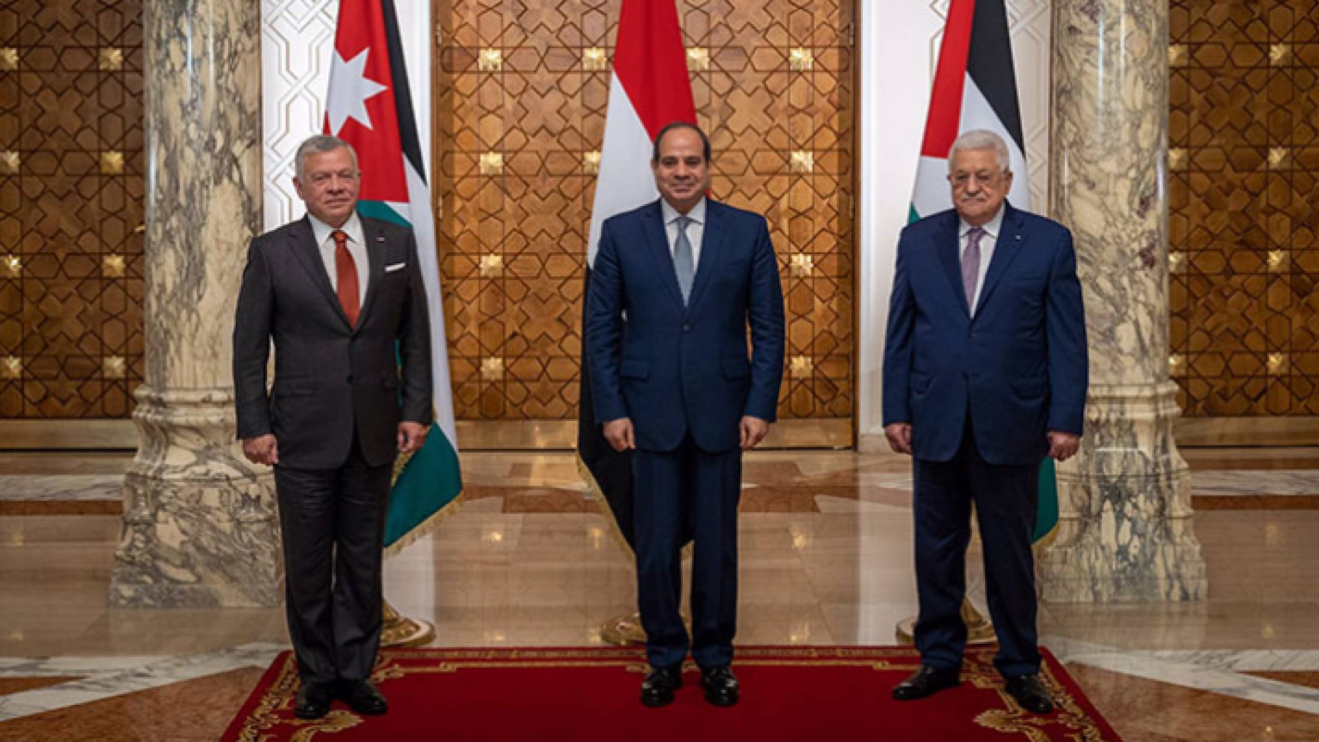 جلالة الملك إلى جانب الرئيسين الفلسطيني والمصري