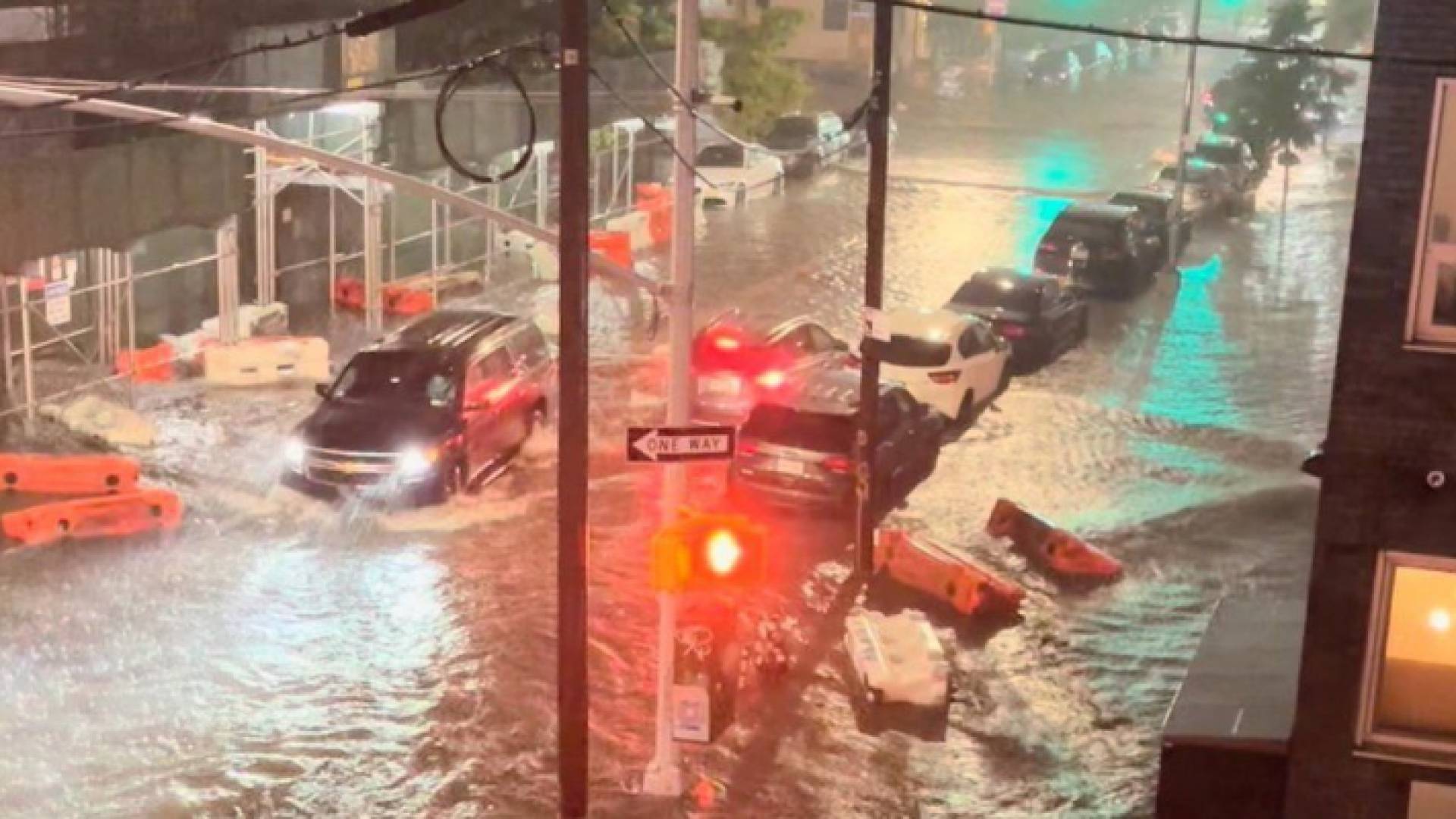 تسببت ذيول العاصفة آيدا بفيضانات هائلة