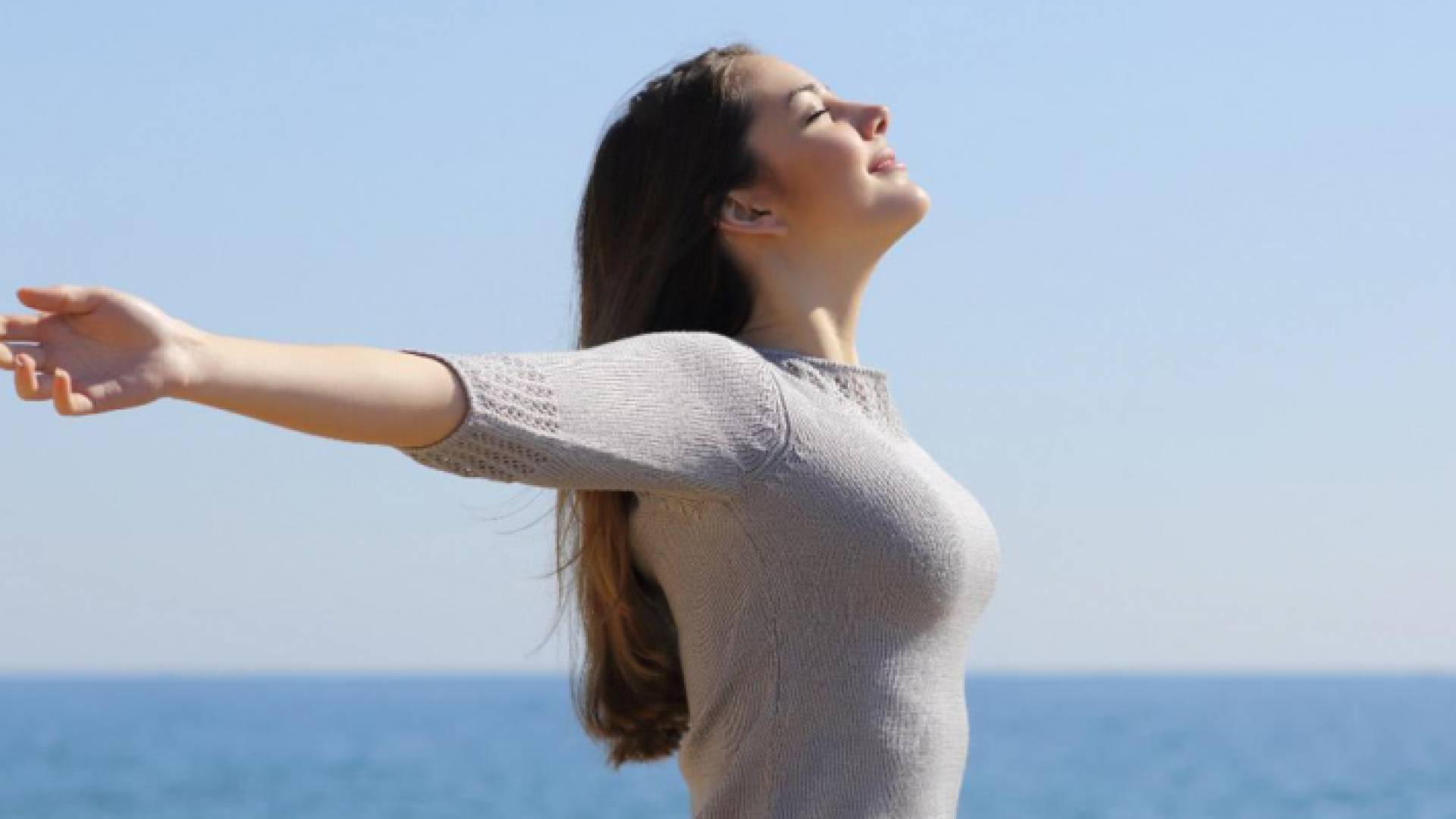 فتاة تستنشق الهواء - تعبيرية