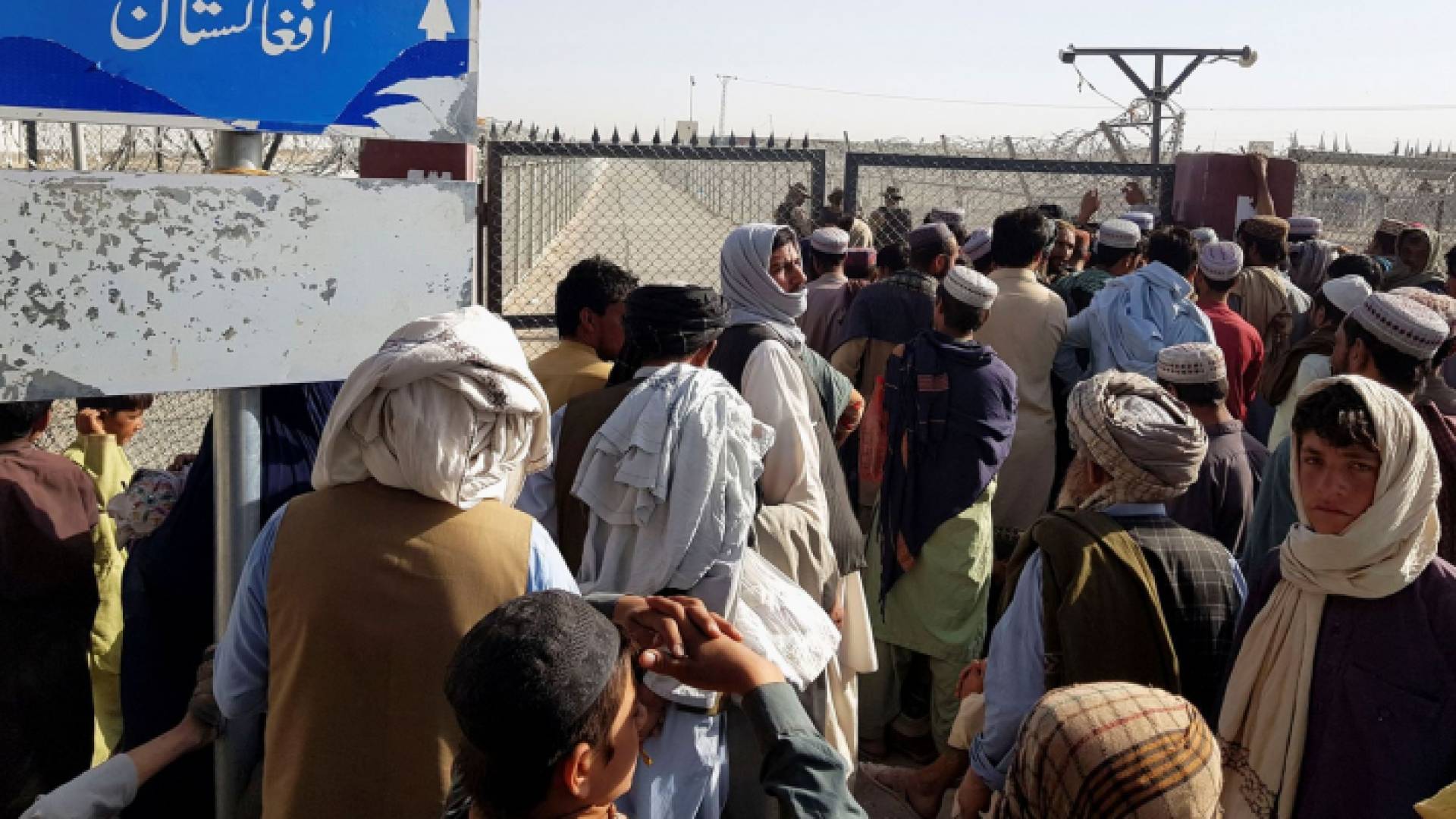 أفغانيون يقفون على أبواب مطار كابل - أرشيفية