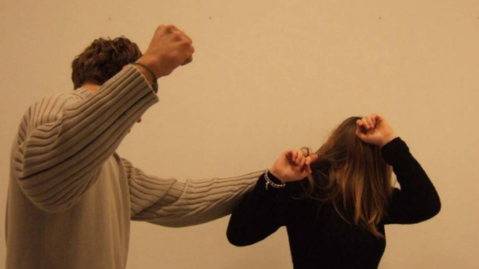 زوج يضرب زوجته