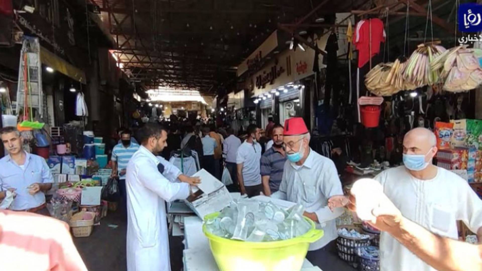 رجل يوزع الماء على المواطنين