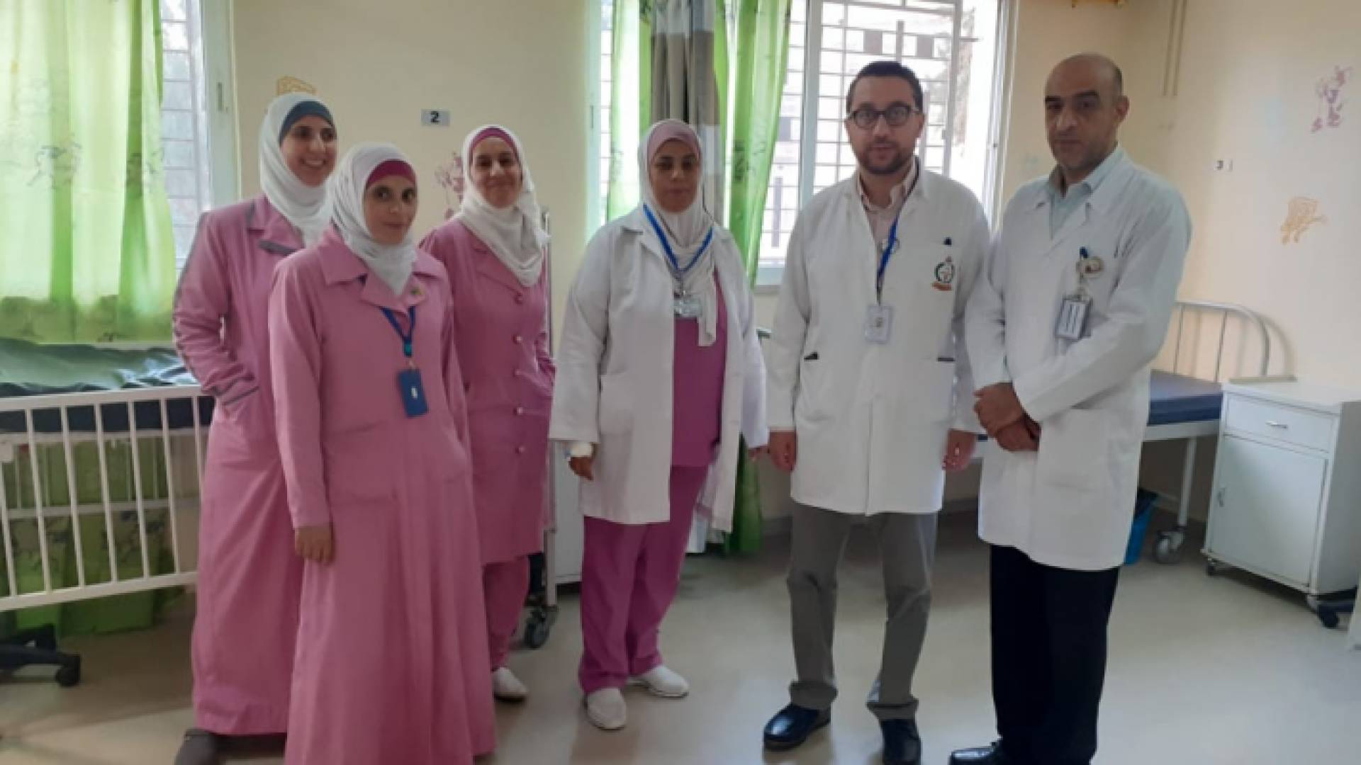 أطباء وممرضات في مستشفى جرش الحكومي