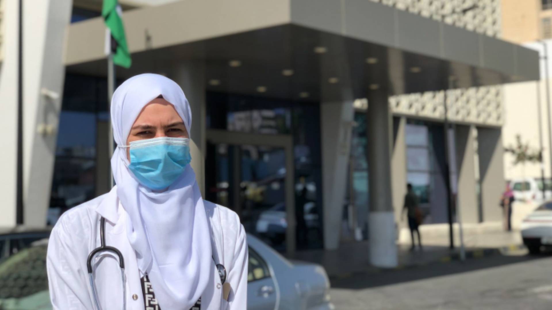 6 أخصائيين طبيين من اللاجئين يبدأون العمل في المستشفيات والعيادات في الأردن كمتطوعين