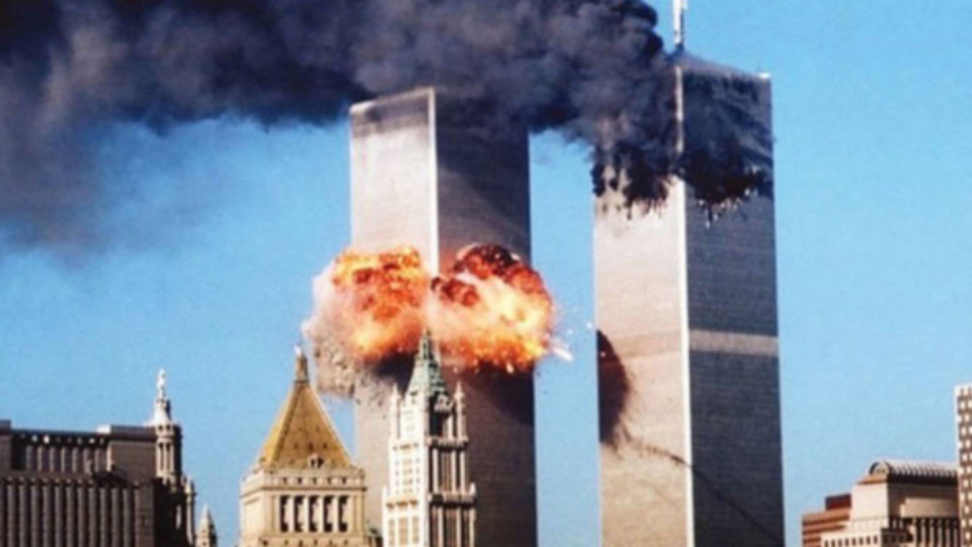 لحظة الهجوم على برج التجارة العالمي في نيويورك
