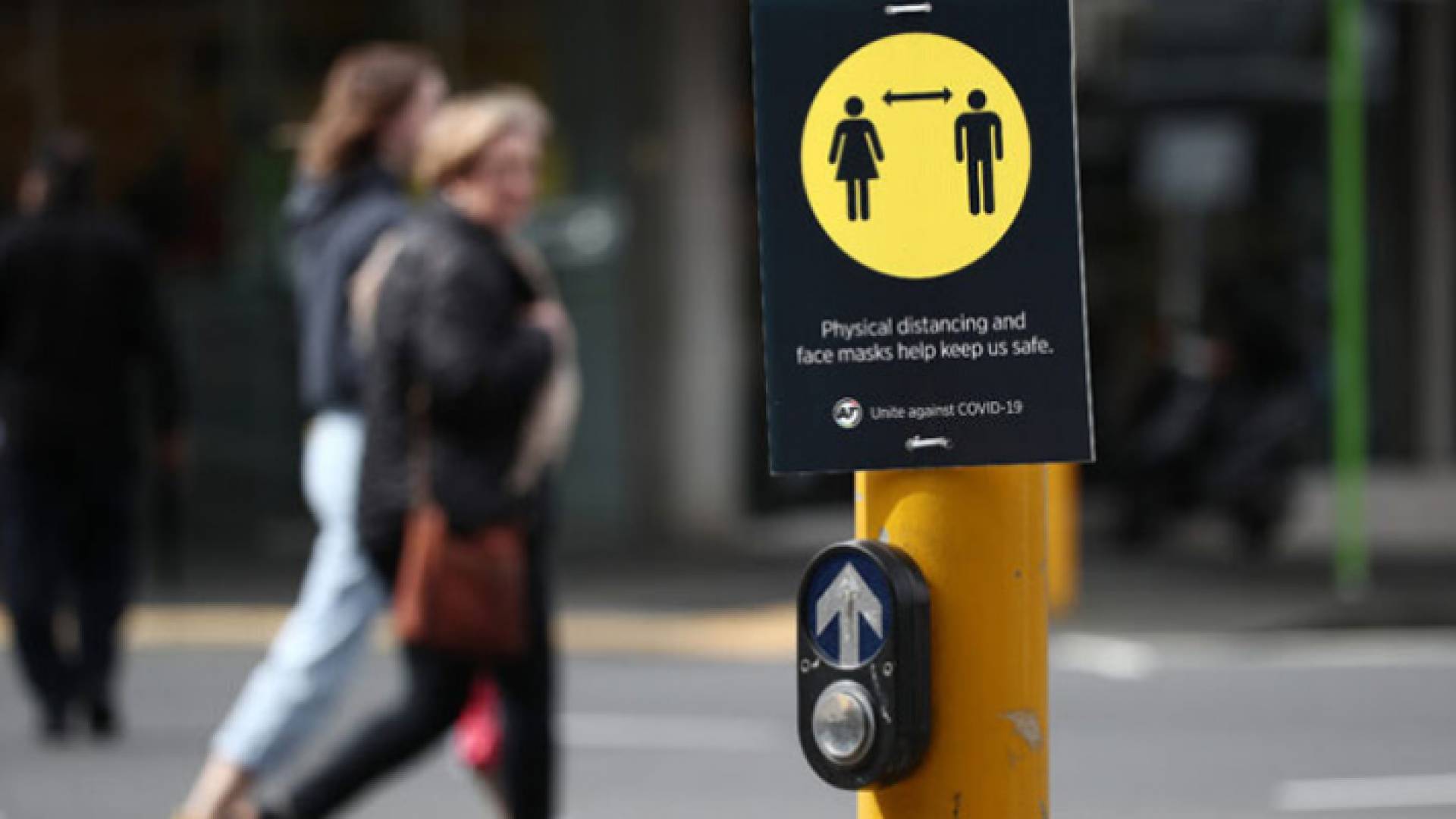 لافتة توصي بضرورة الالتزام بالتباعد في أحد شوارع نيوزيلندا