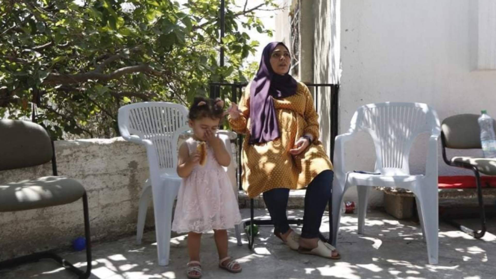 الأسيرة المحررة وابنتها في منزلها