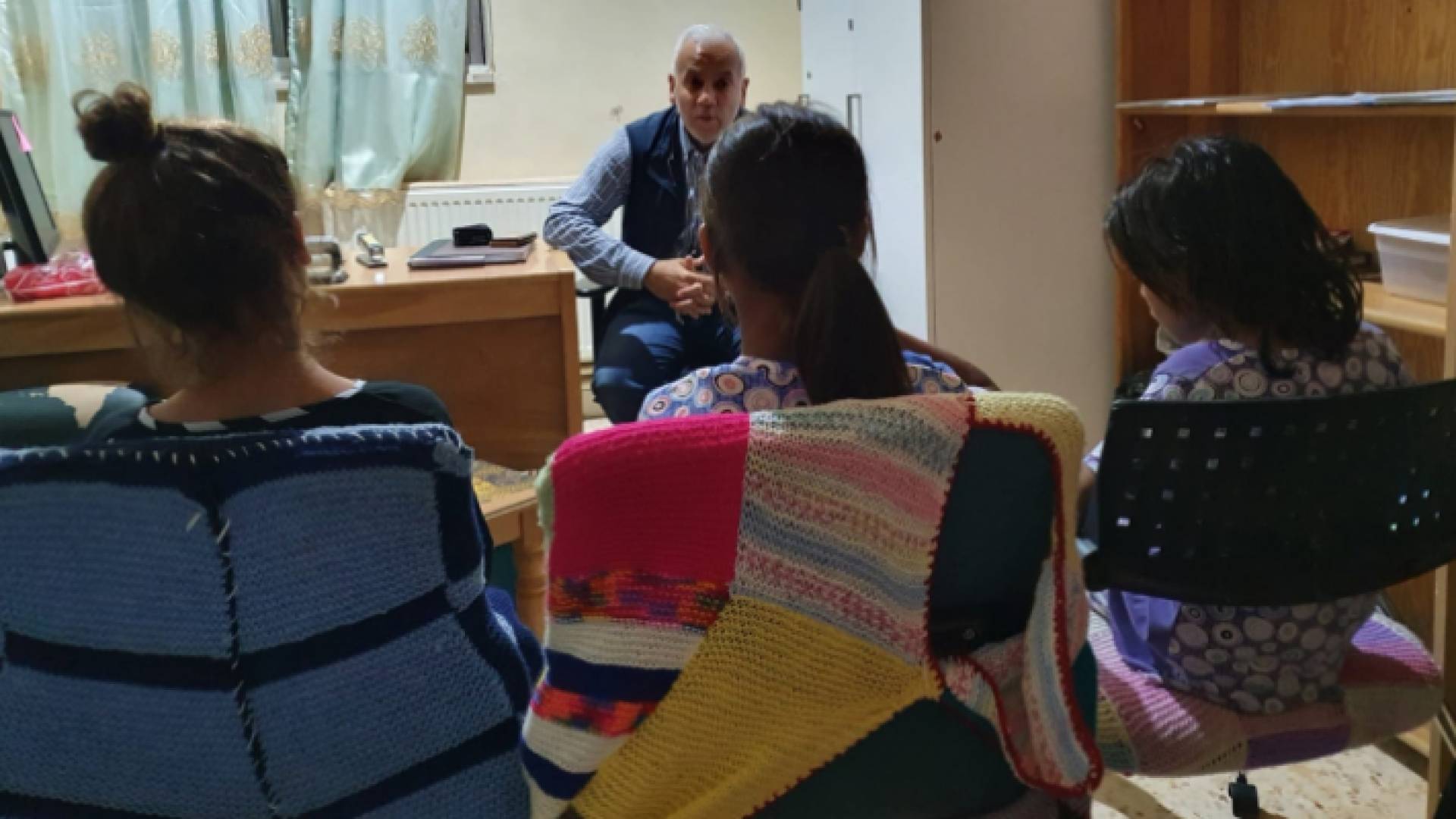 وزير التنمية الاجتماعية أيمن المفلح مع الفتيات الثلاث