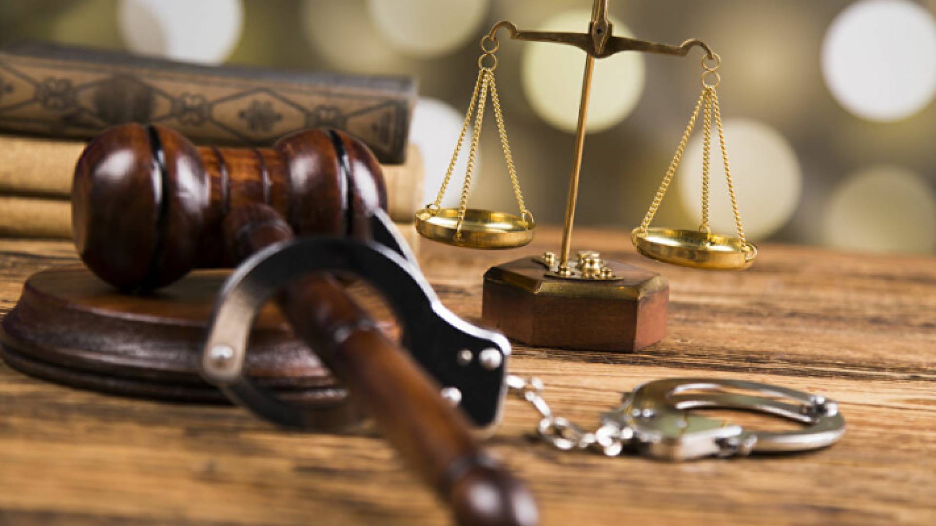 المتهمون سبعة باكستانيين ومصريان وايراني