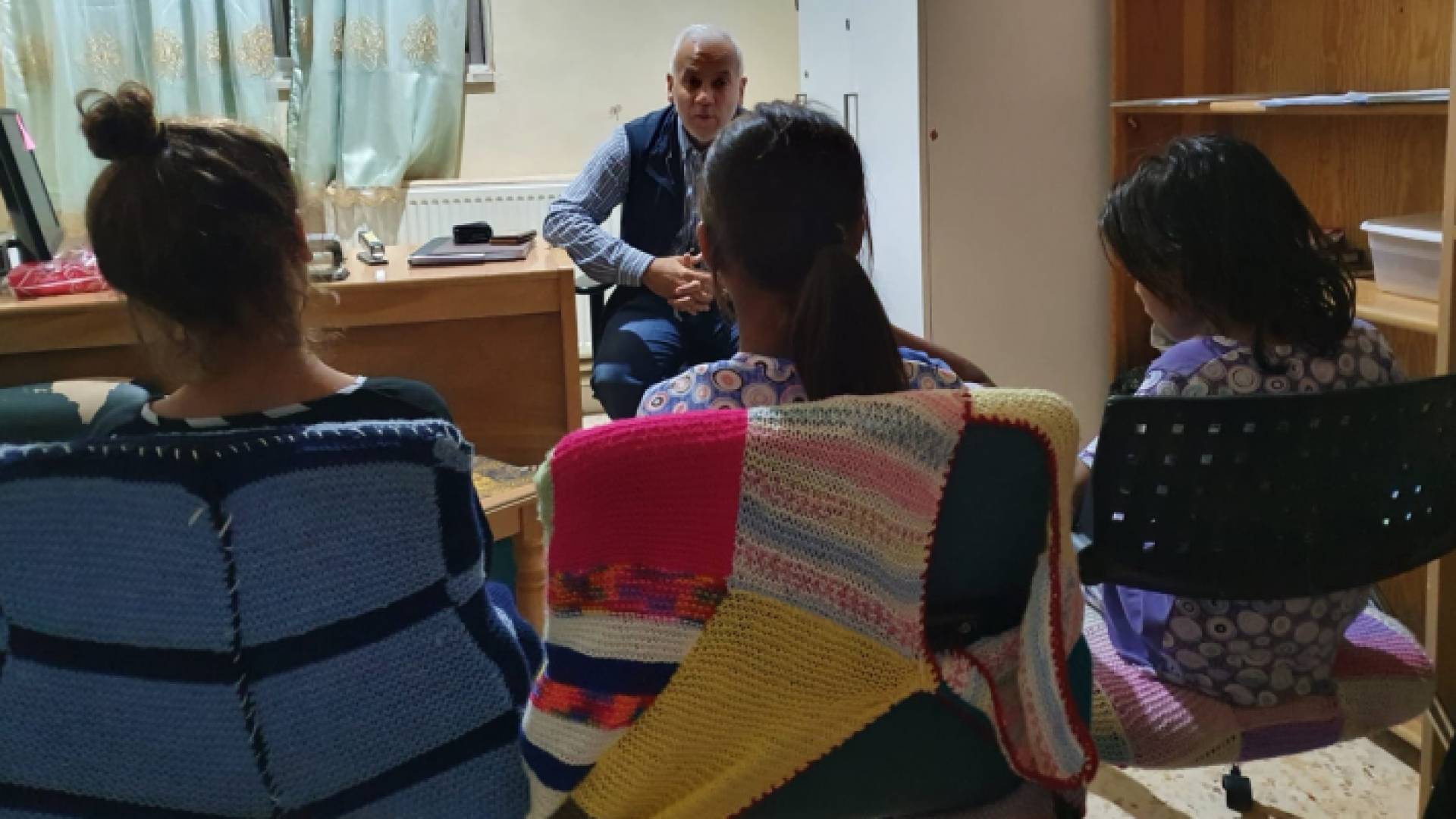 الصورة التي نشرها وزير التنمية على تويتر مع الطفلات الثلاث "شمسه ومنوى وعليا"