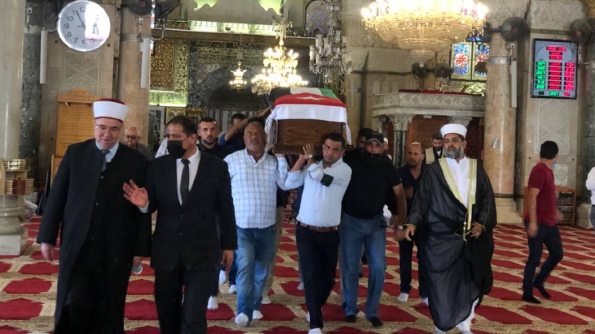 خلال تشييع جثمان الشهيد الجندي الأردني الذي عثر على رفاته في حي الشيخ جراح