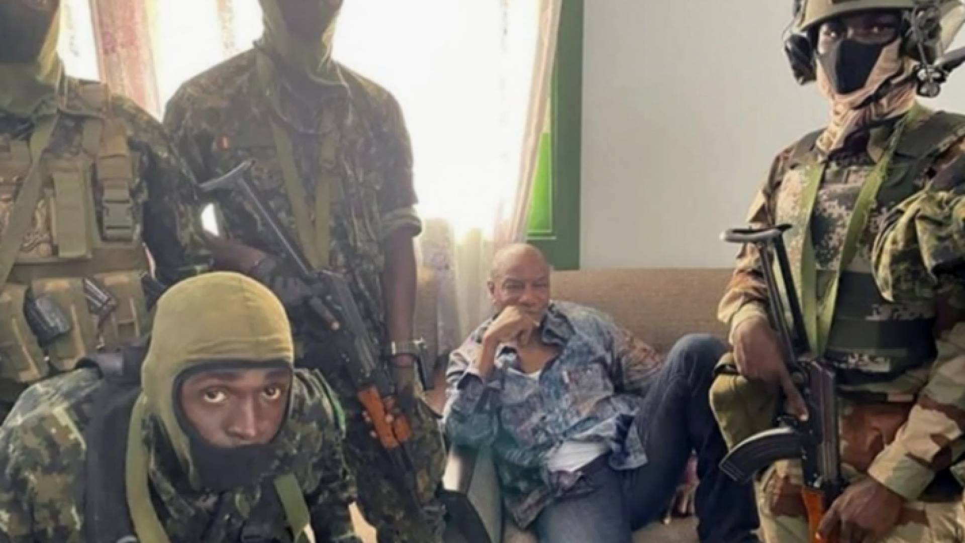 جنود من القوات الخاصة في غينيا وهم يعتقلون الرئيس ألفا كوندي