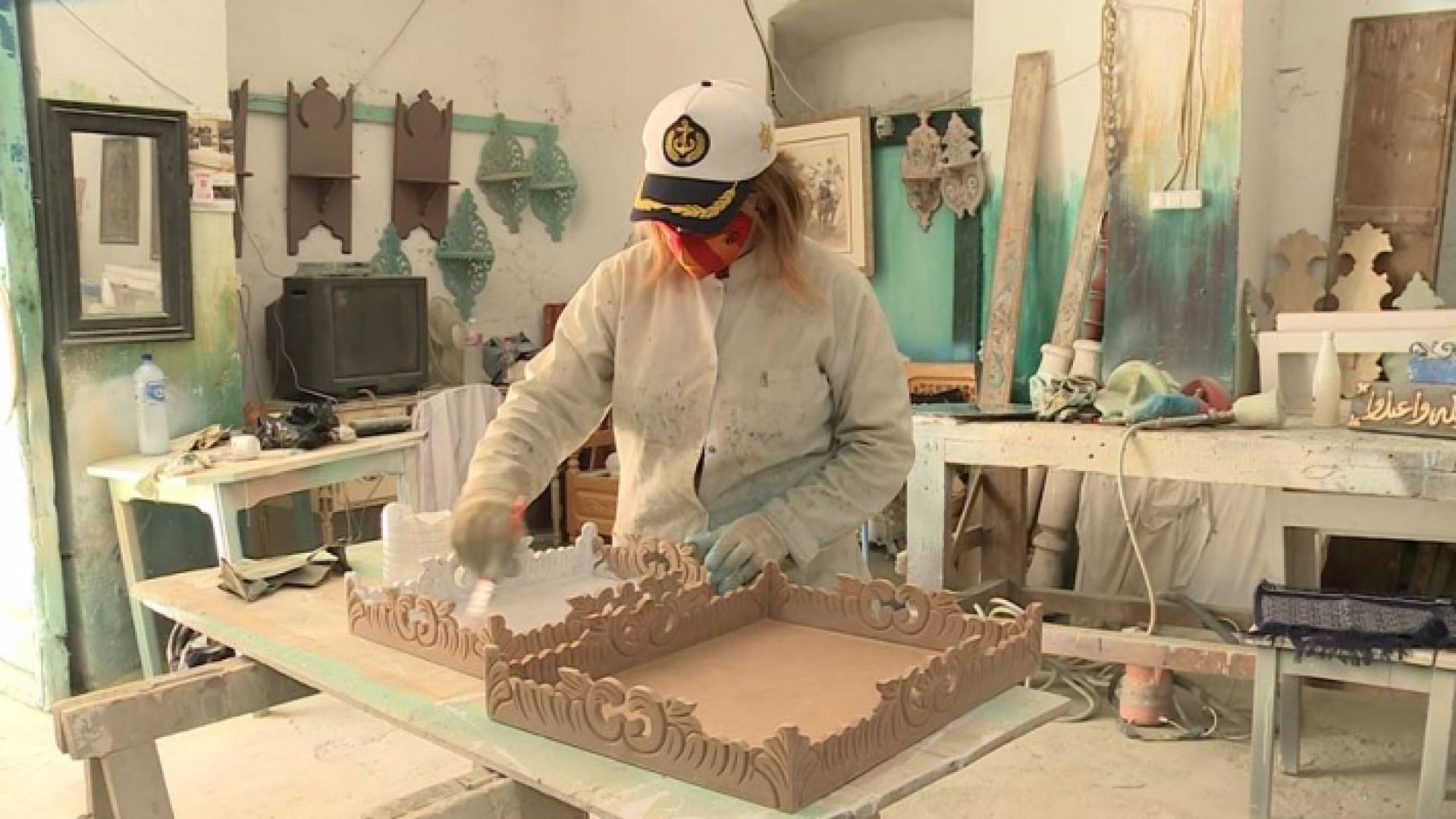 فاتن الحجي تونسية تكسر حكر الرجال على مهنة تجديد الأثاث وتزويقه