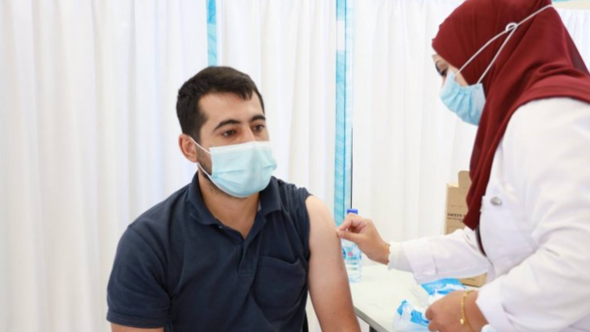 شاب فلسطيني يتلقى لقاح كورونا - أرشيفية
