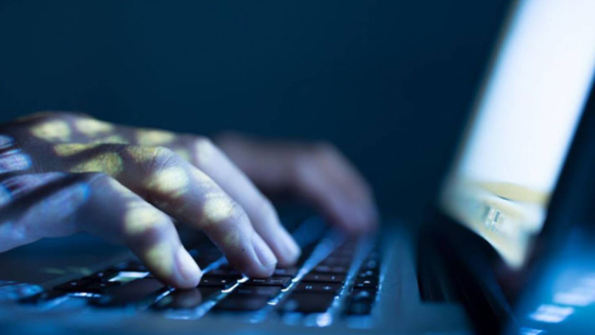 شخص يستخدم كمبيوتر محمول