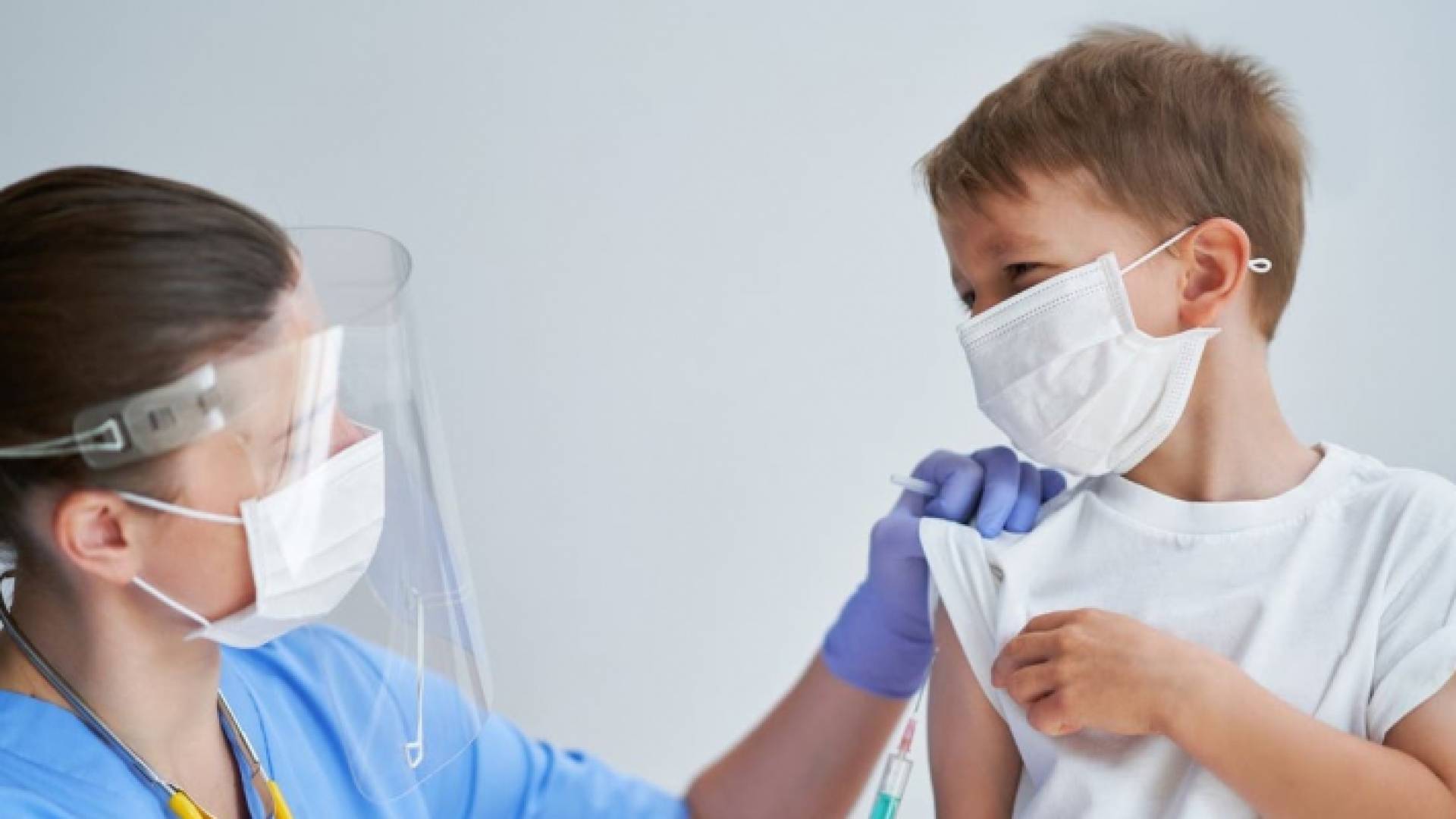 طفل يتلقى المطعوم - ارشيفية