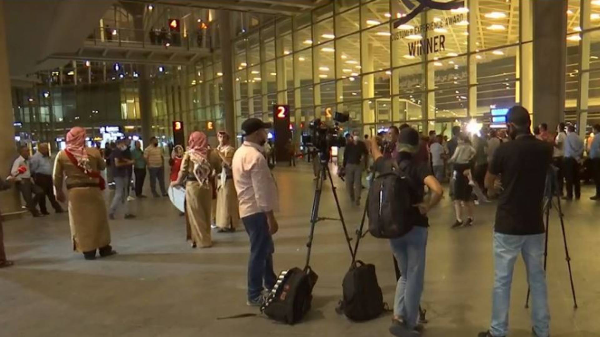 جانب من استقبال منتخب السيدات لكرة القدم في مطار الملكة علياء الدولي