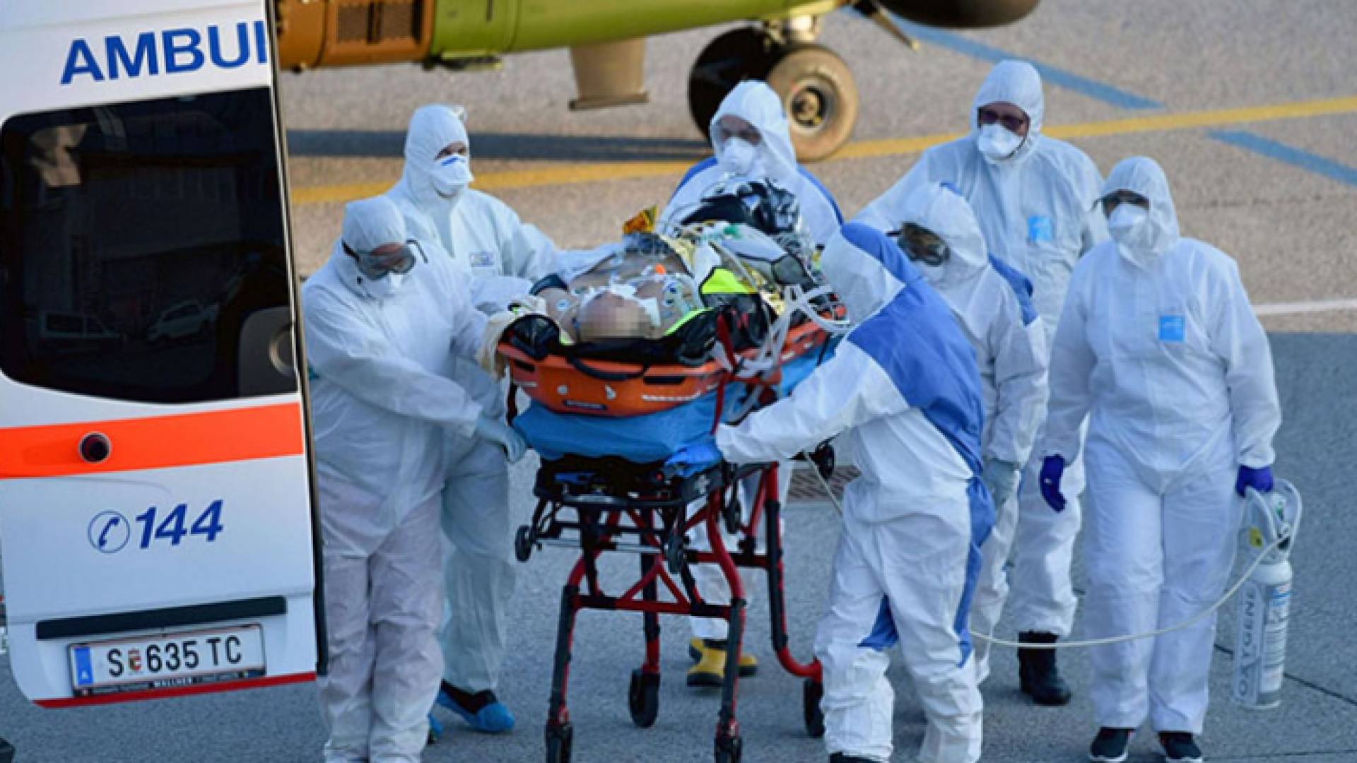 لحظة نقل أحد المصابين بفيروس كورونا بسيارة إسعاف