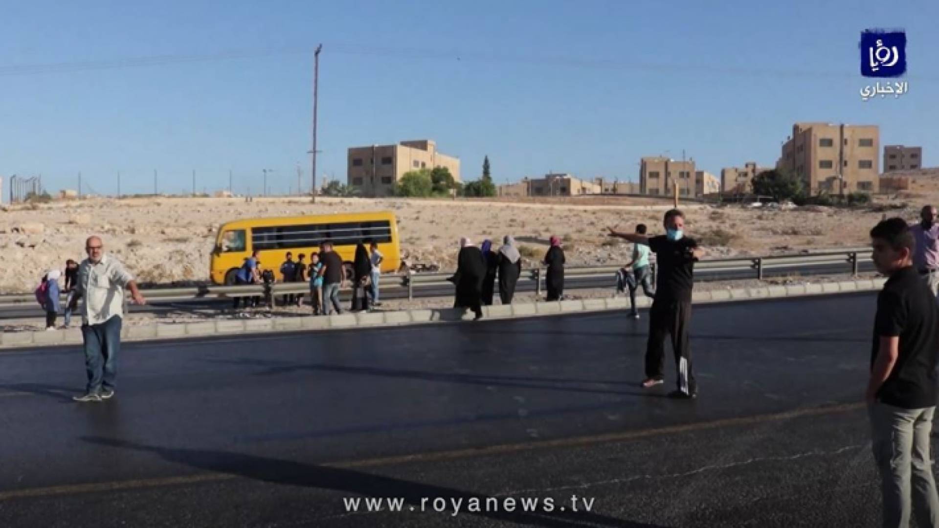 خطر يومي يهدد حياة الطلبة على الطريق الدولي في مدينة المجد بالزرقاء