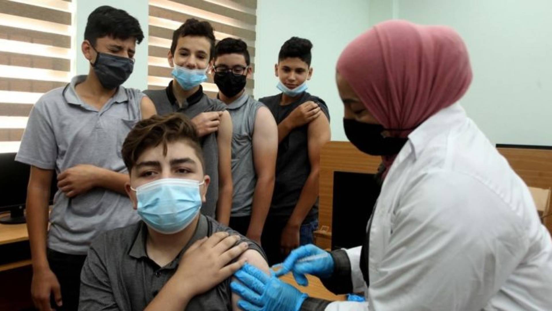 شاب فلسطيني يتلقى لقاح كورونا - أرشيفية