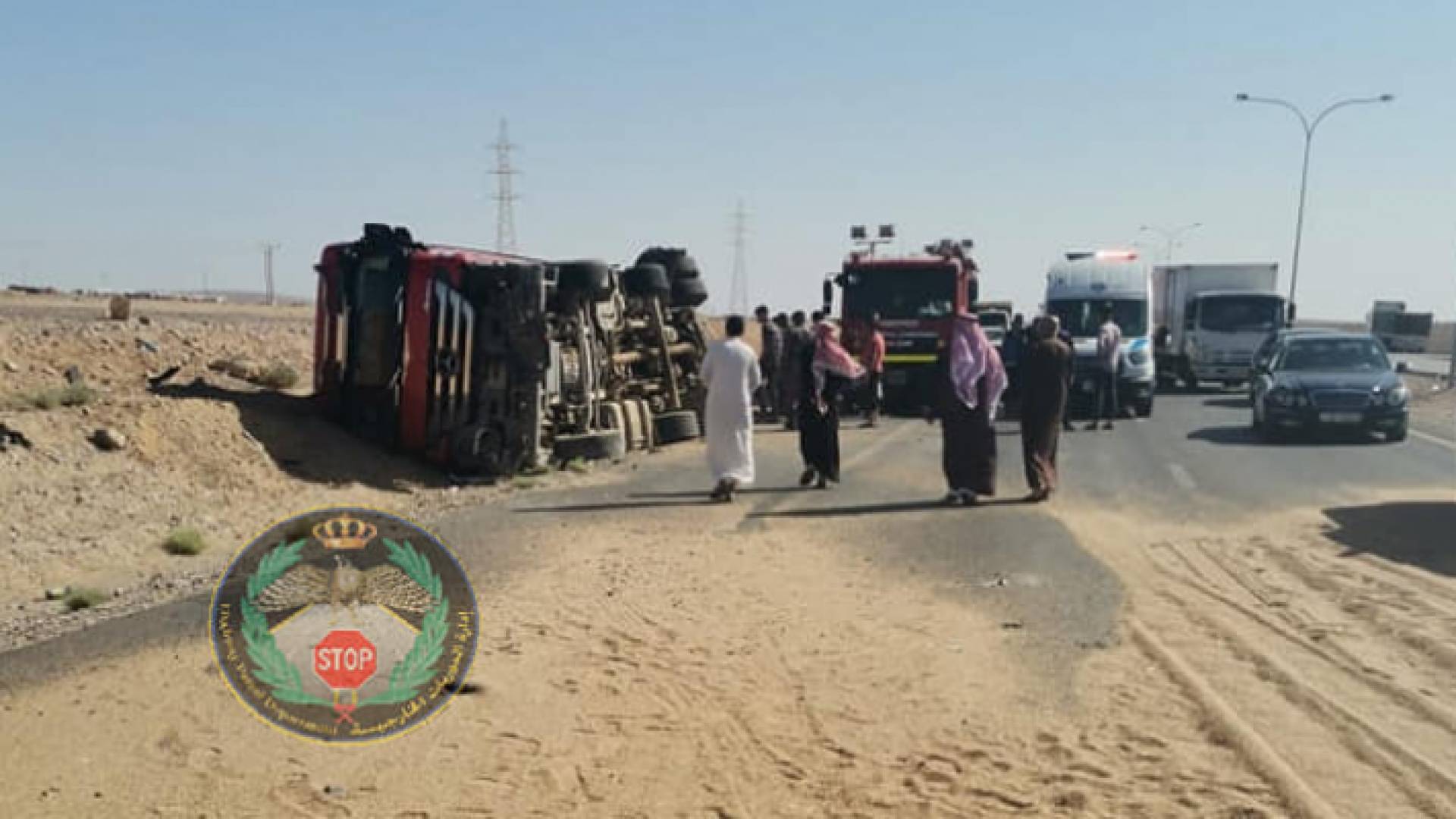 تدهور مركبة شحن محملة بالقمح على الصحراوي