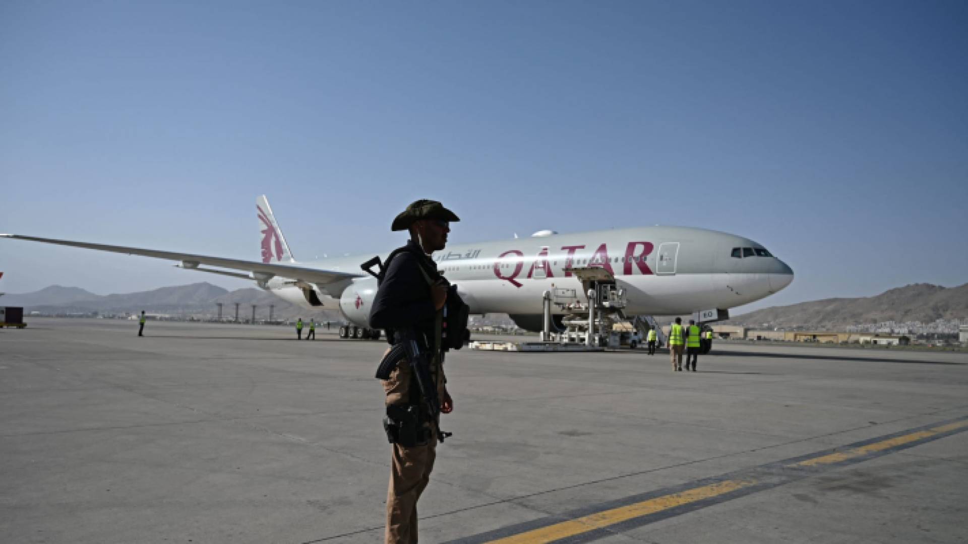 أول رحلة إجلاء لرعايا أجانب من العاصمة الأفغانية منذ استكمال انسحاب القوات الأمريكية