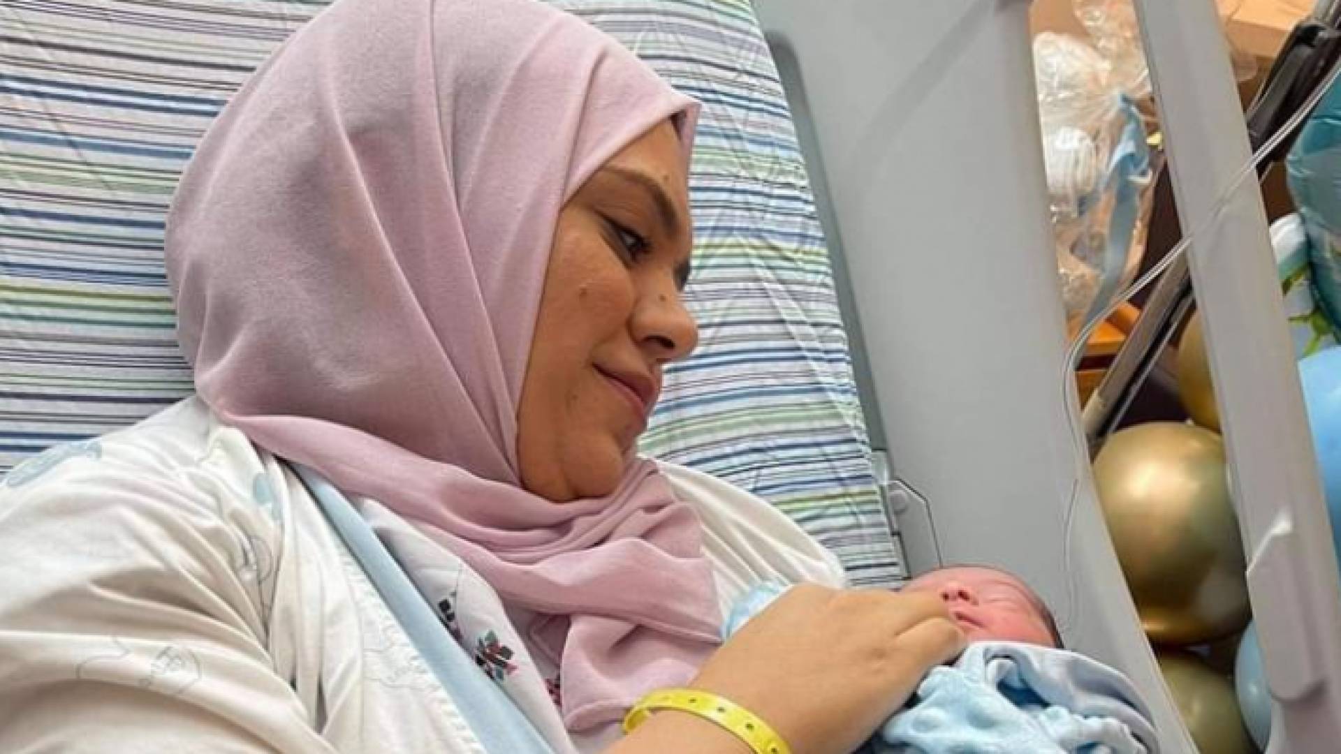 الأسيرة الفلسطينية المحررة أنهار الديك ومولودها "علاء"