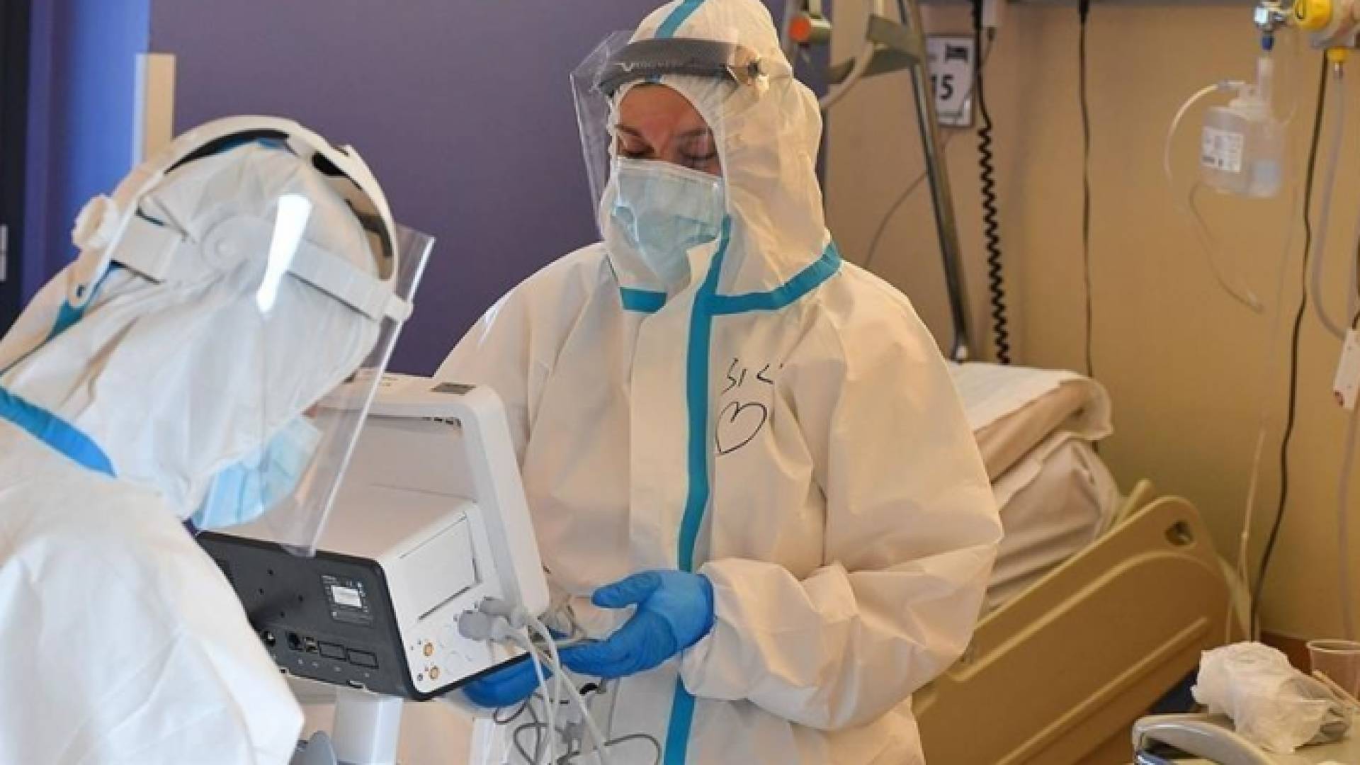 أطباء يعالجون مرضى كورونا - ارشيفية