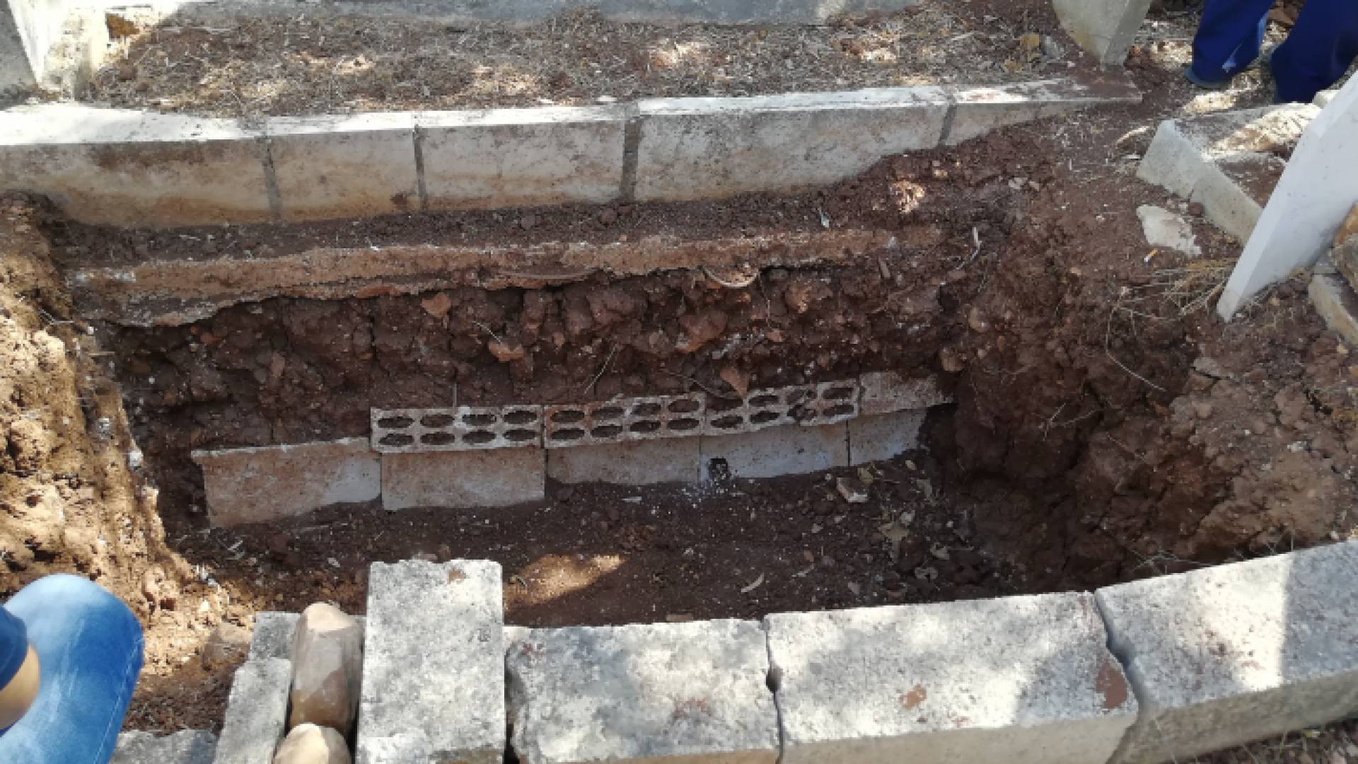 قبور في مقبرة سحم