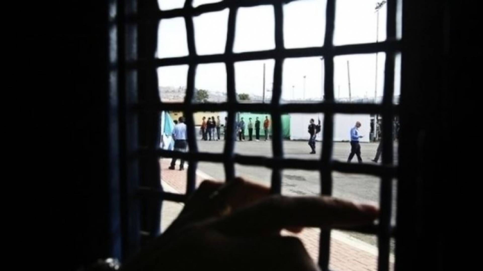 الصليب الأحمر: الاحتلال الاسرائيلي سيوقف زيارة أهالي الأسرى الفلسطينيين 3 أيام