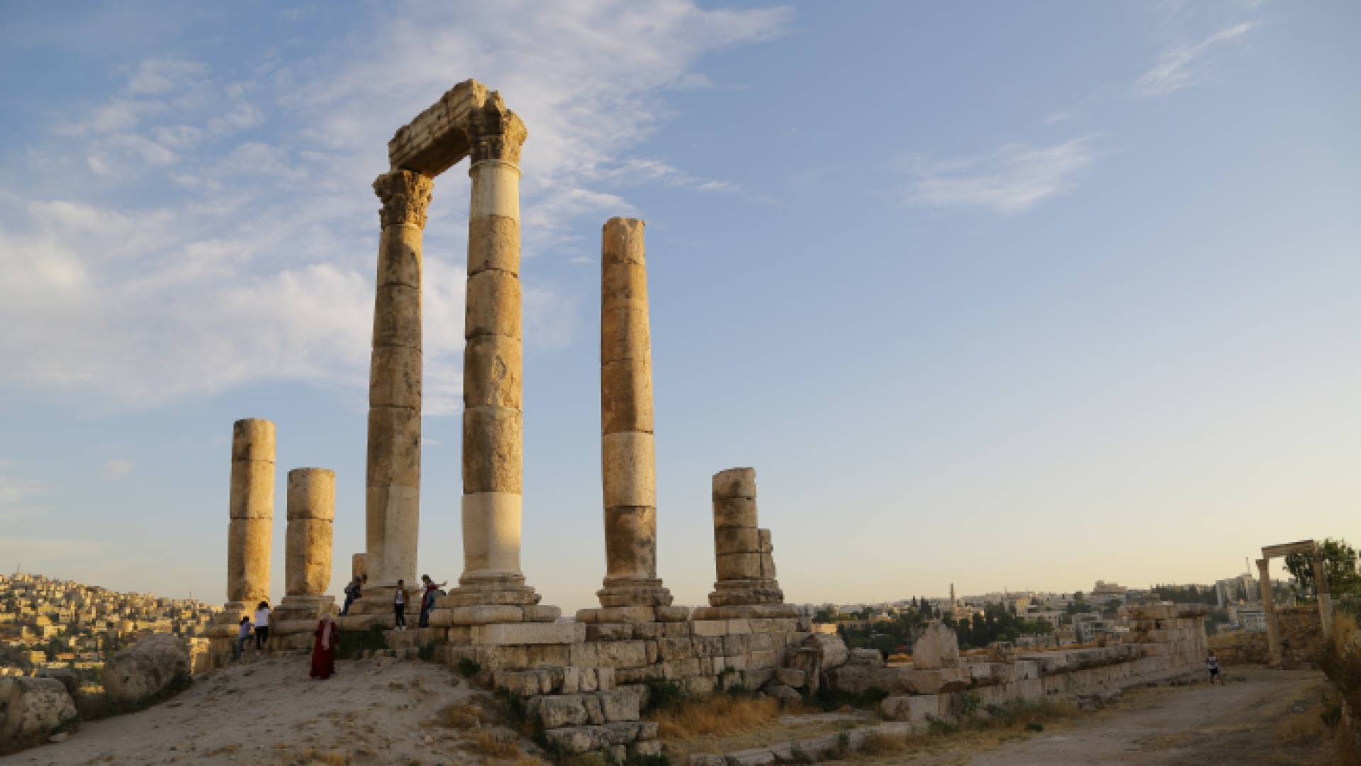 كتلة هوائية خريفية مُعتدلة تقترب من المملكة وانخفاض على درجات الحرارة مع إنتشار الغيوم الجمعة