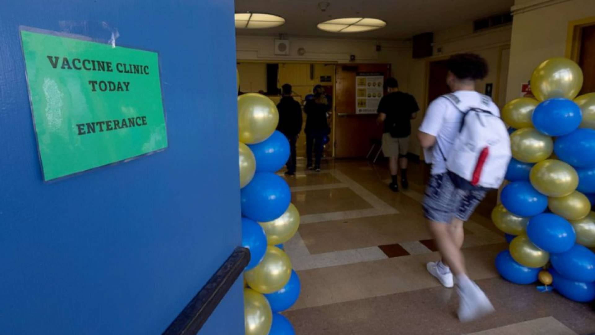 أحد مراكز التطعيم للفتية في لوس أنجليس