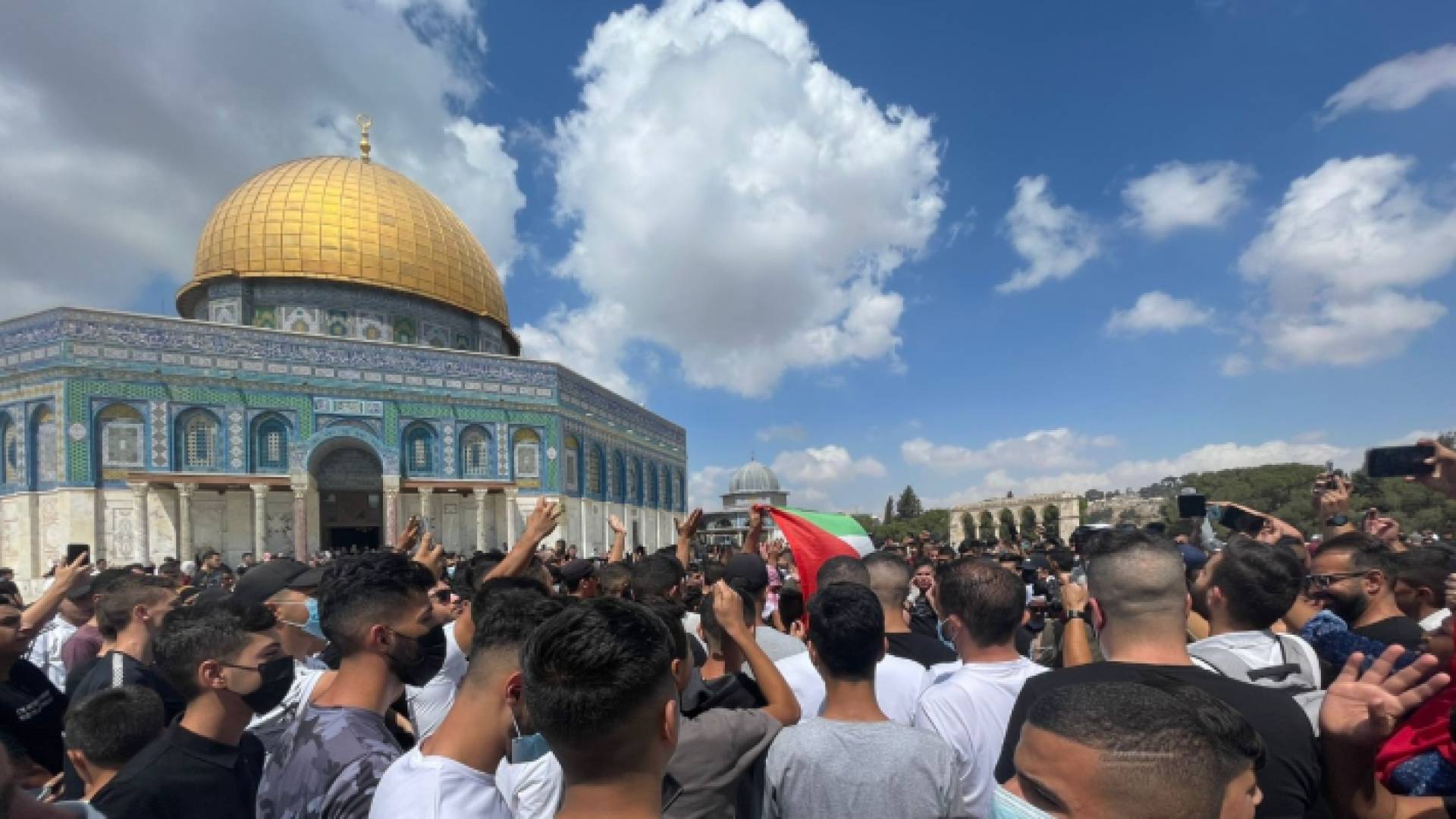 جانب من مسيرة المقدسيين في المسجد الأقصى المبارك الداعمة للأسرى