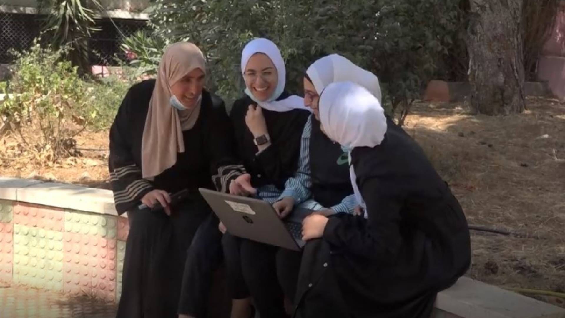 الطالبات الفلسطينيات الفائزات بالمسابقة