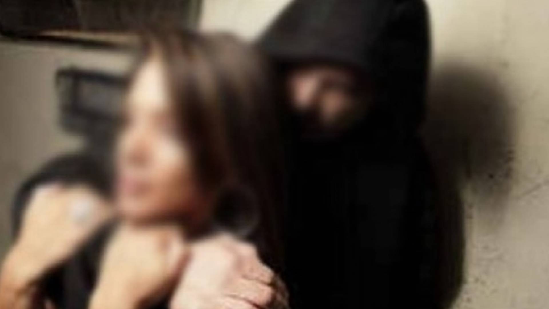 دجال يمسك بسيدة بمزاعم إخراج الجن من جسدها