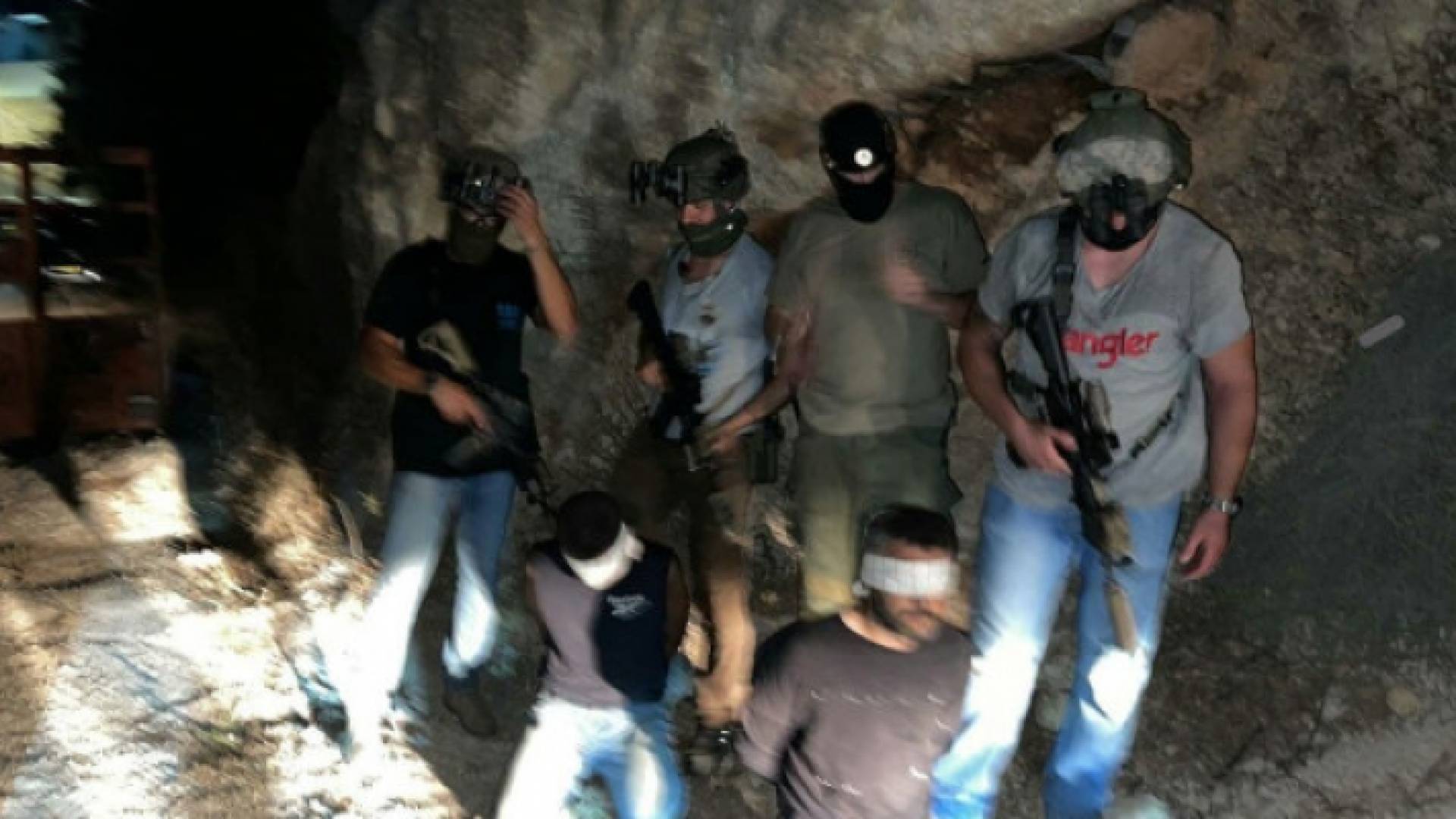 لحظة اعتقال الأسيرين زكريا الزبيدي ومحمد العارضة