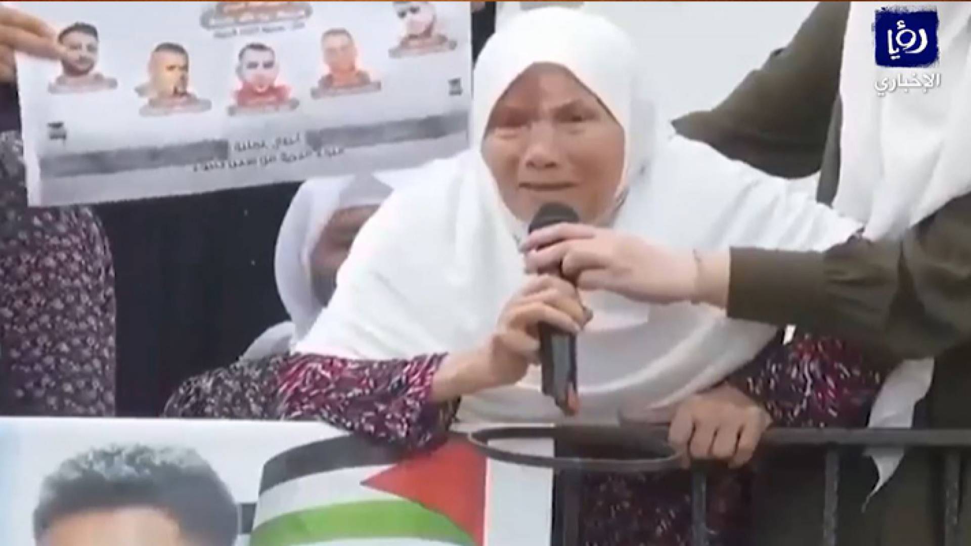 والدة الأسير محمود العارضة