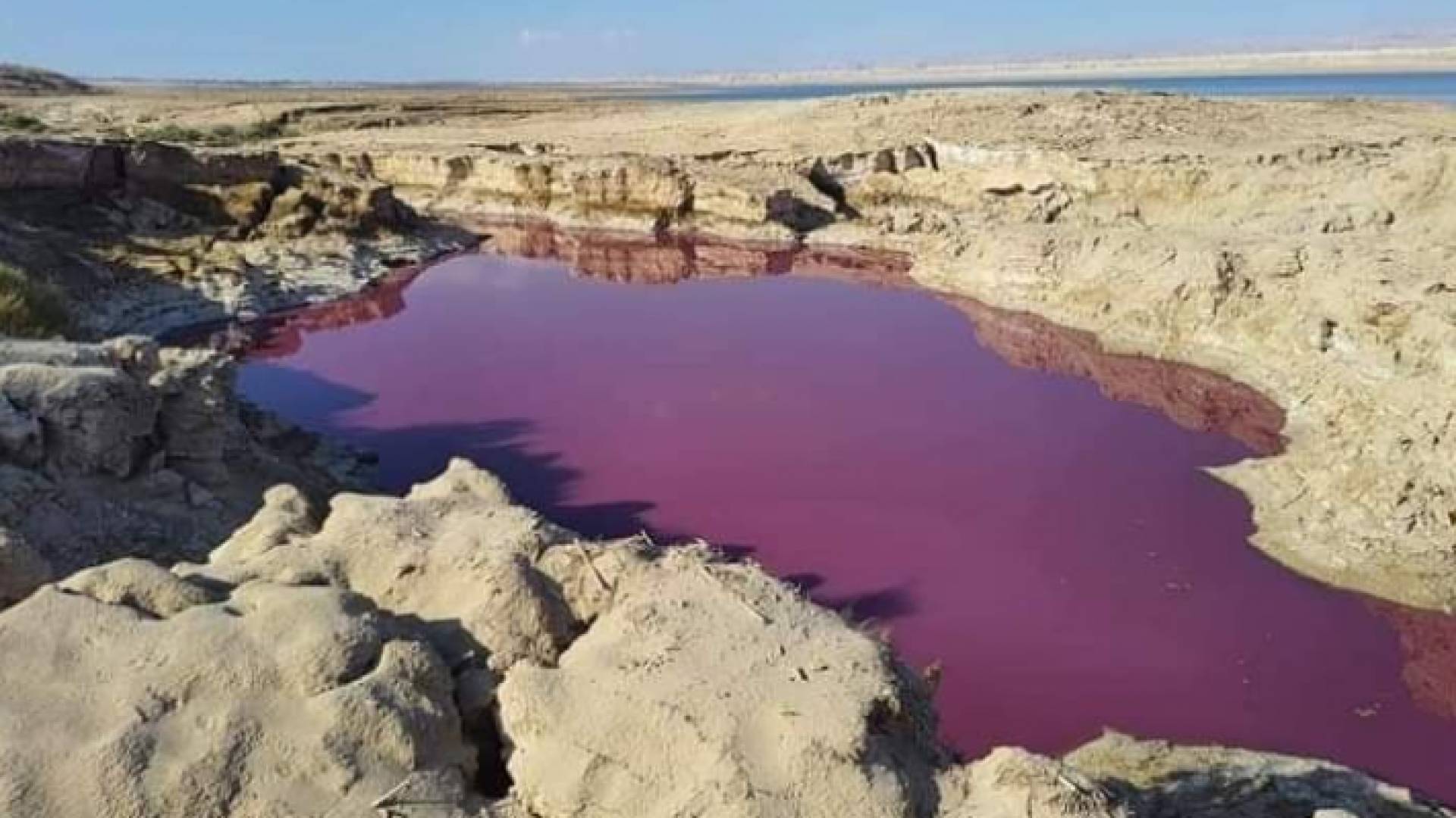 مياه حمراء تتسرب إلى البحر الميت