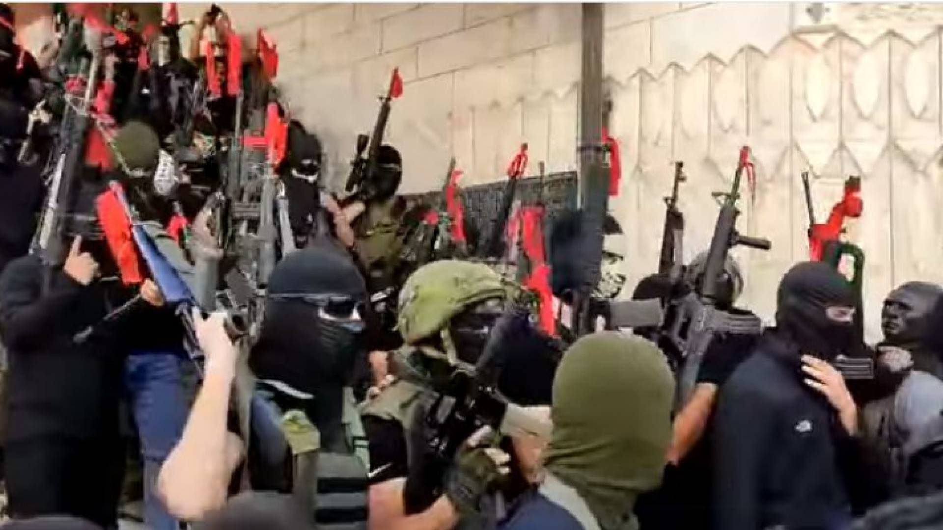 صورة من الفيديو لمسلحين من عائلة فلسطينية